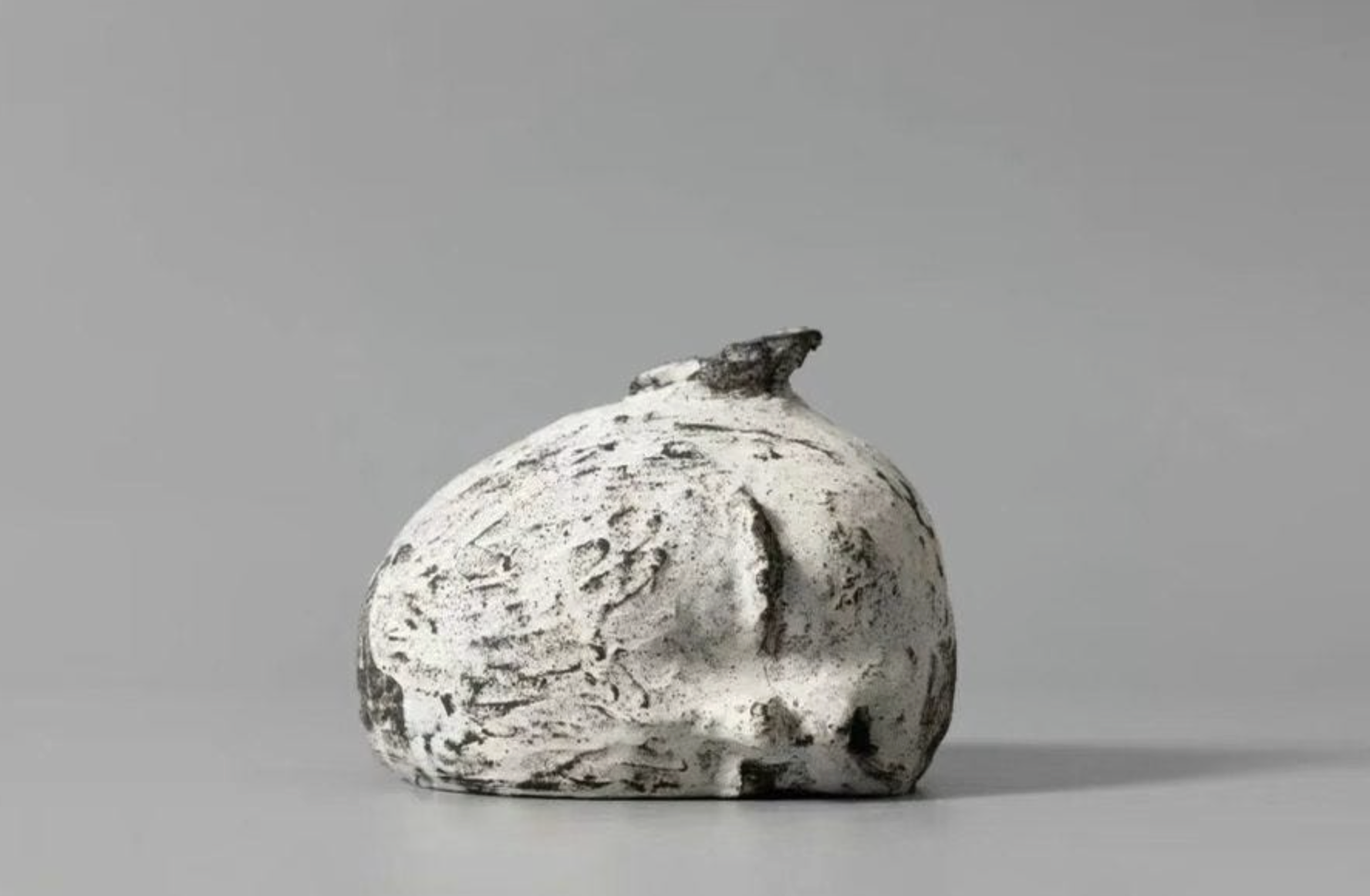 Artwork label for “Sleepy” (瞌睡), ceramic sculpture, 17×13×15 cm, dated 2024, showing a small rounded, textured ceramic form on a gray background.