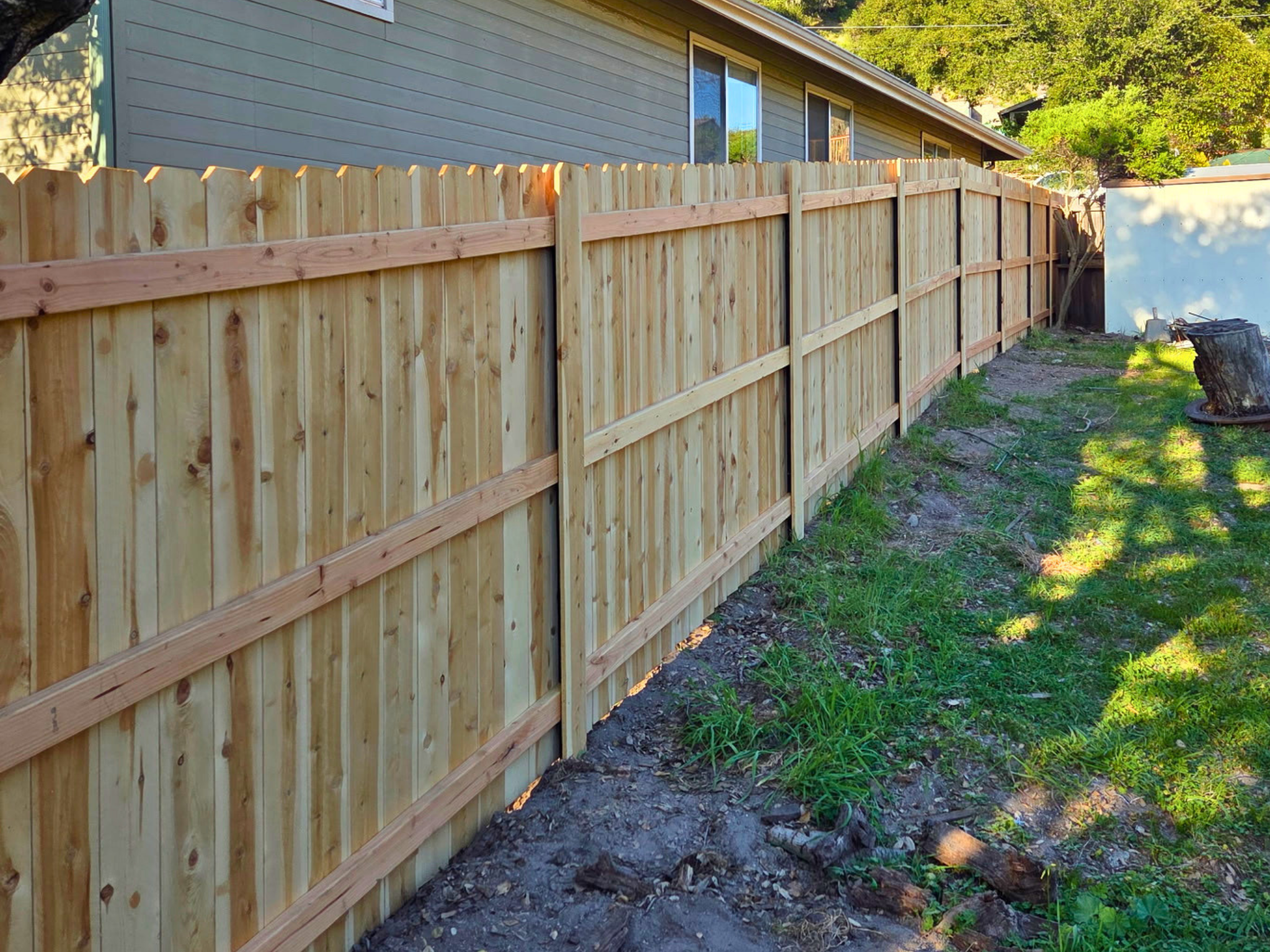 6" Cedar Picket Privacy Fence on Steel Posts - Atascadero