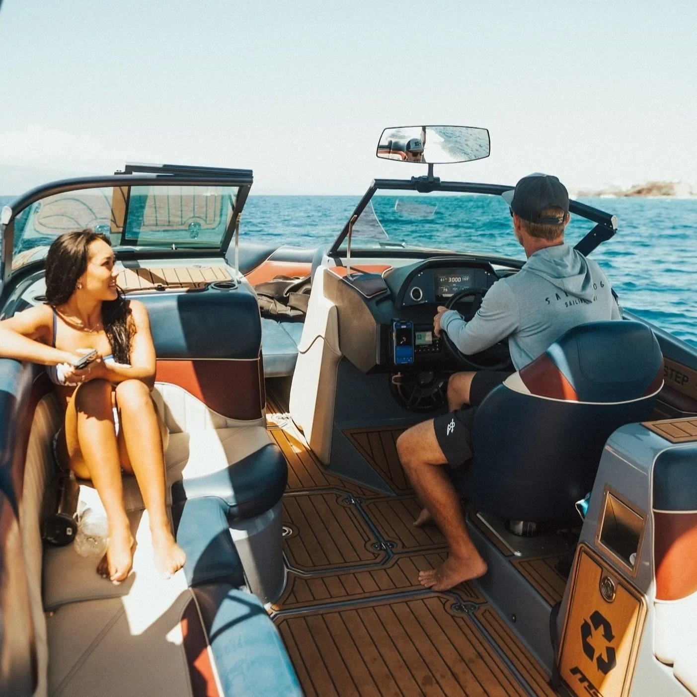   Laid back vibes  
This boat is just so sweet! Soft luxurious cushions, a quiet smooth ride that doesn’t smell like diesel or the last fish caught. It is rated for up to 16 people (we limit to 6 people) so you can spread out. Play your music or just