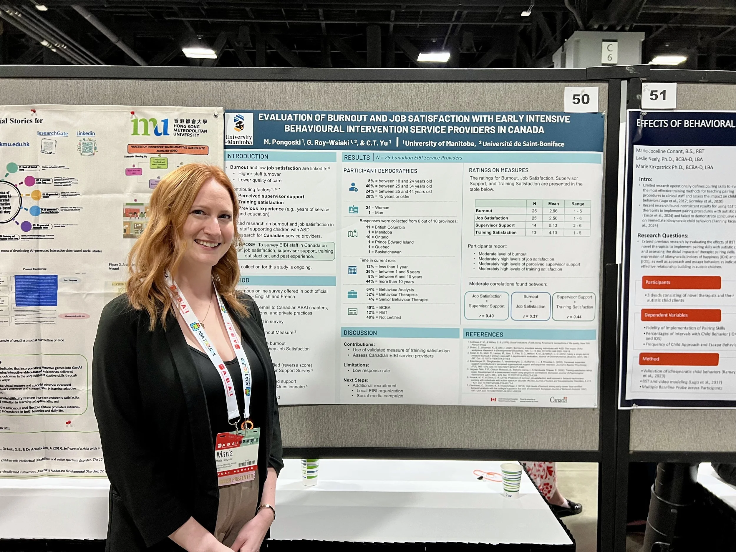 Une femme souriante, portant un badge avec le nom Maria, se tient devant un poster scientifique lors d'une conférence.