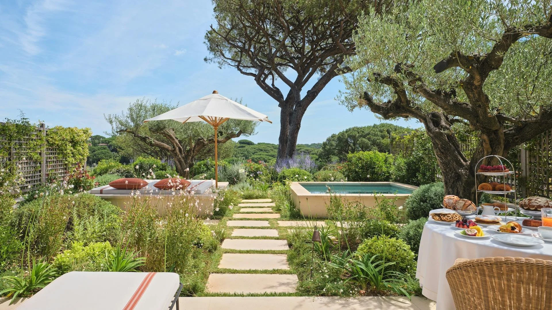 ZqIP_x5LeNNTxe9s_ChâteaudelaMessardière-SuiteJuniorPiscine-136--Terrasse.jpg