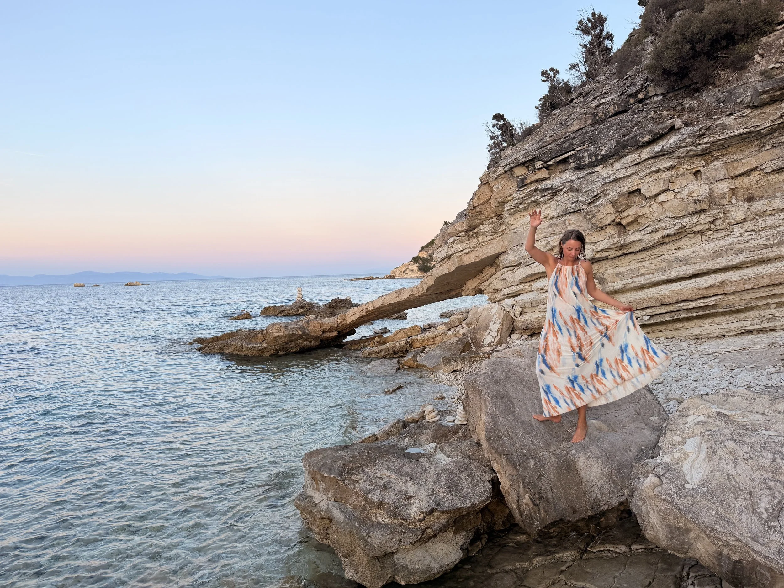 Kroppsterapeut Pernille Wabakken ved havet, fri og levende i kroppen
