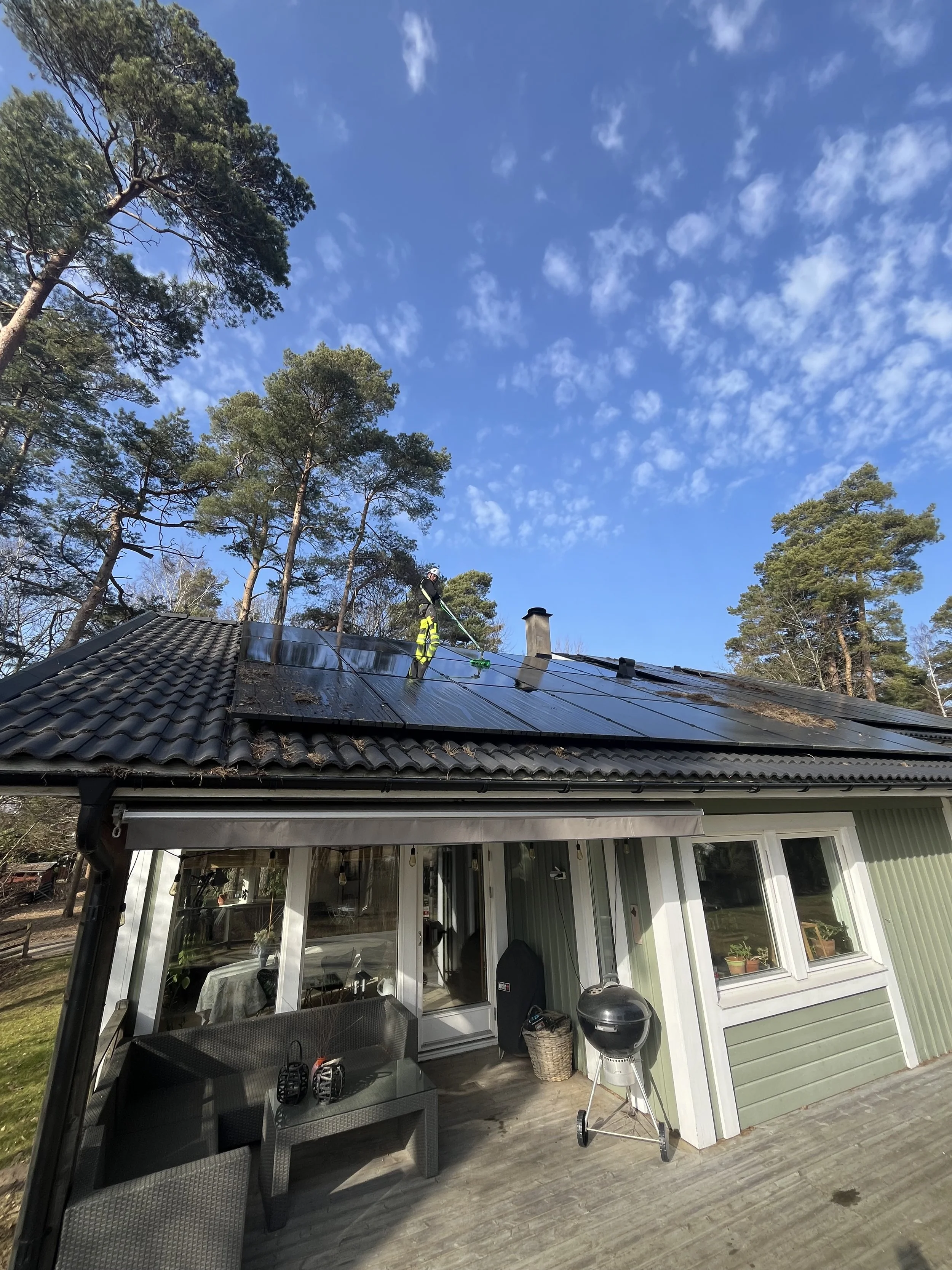Nordiskt Rent tvättar solceller på en villa