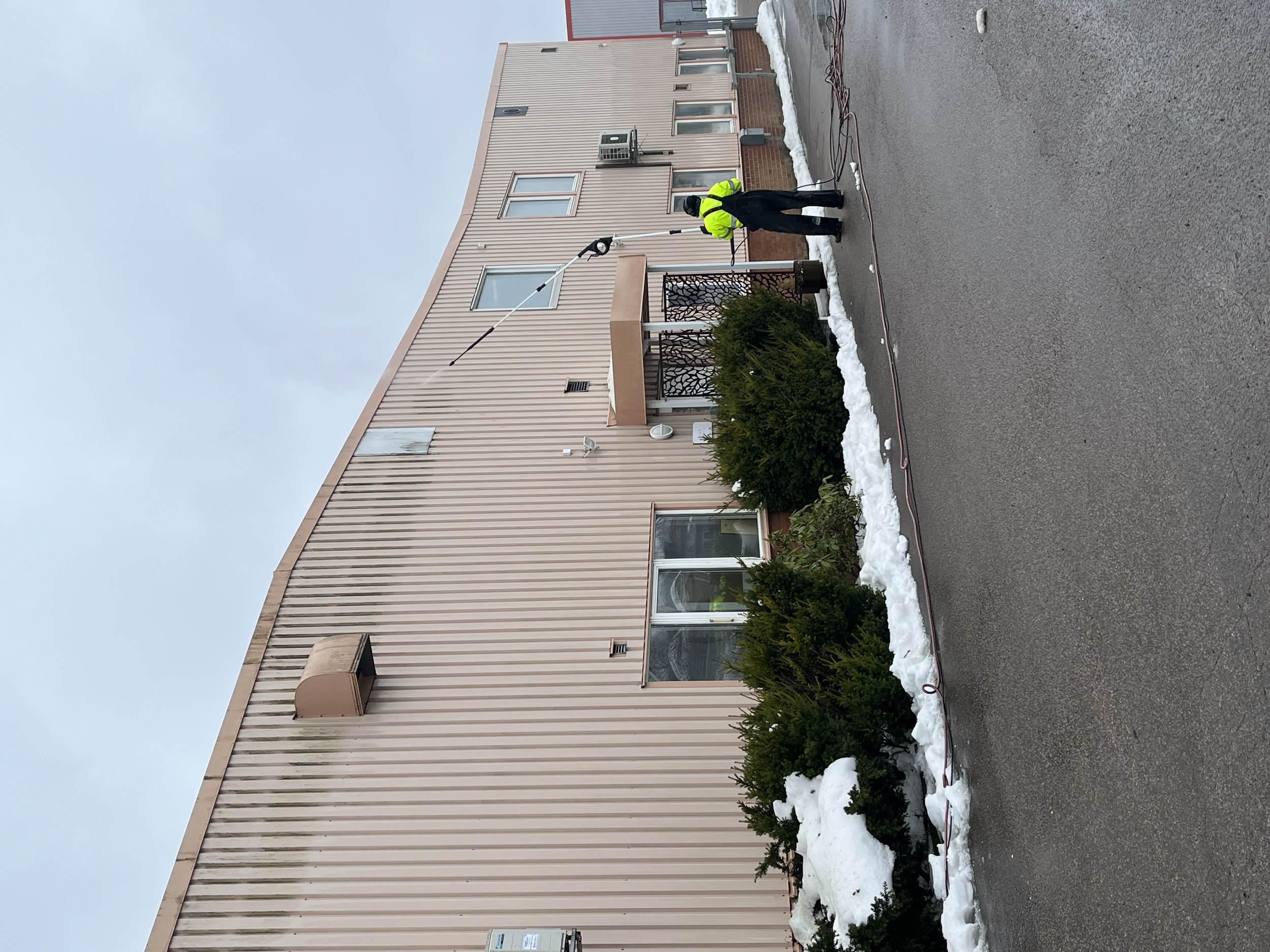 Fasadtvätt av plåtfasad på en företagslokal utfört av Nordiskt Rent AB