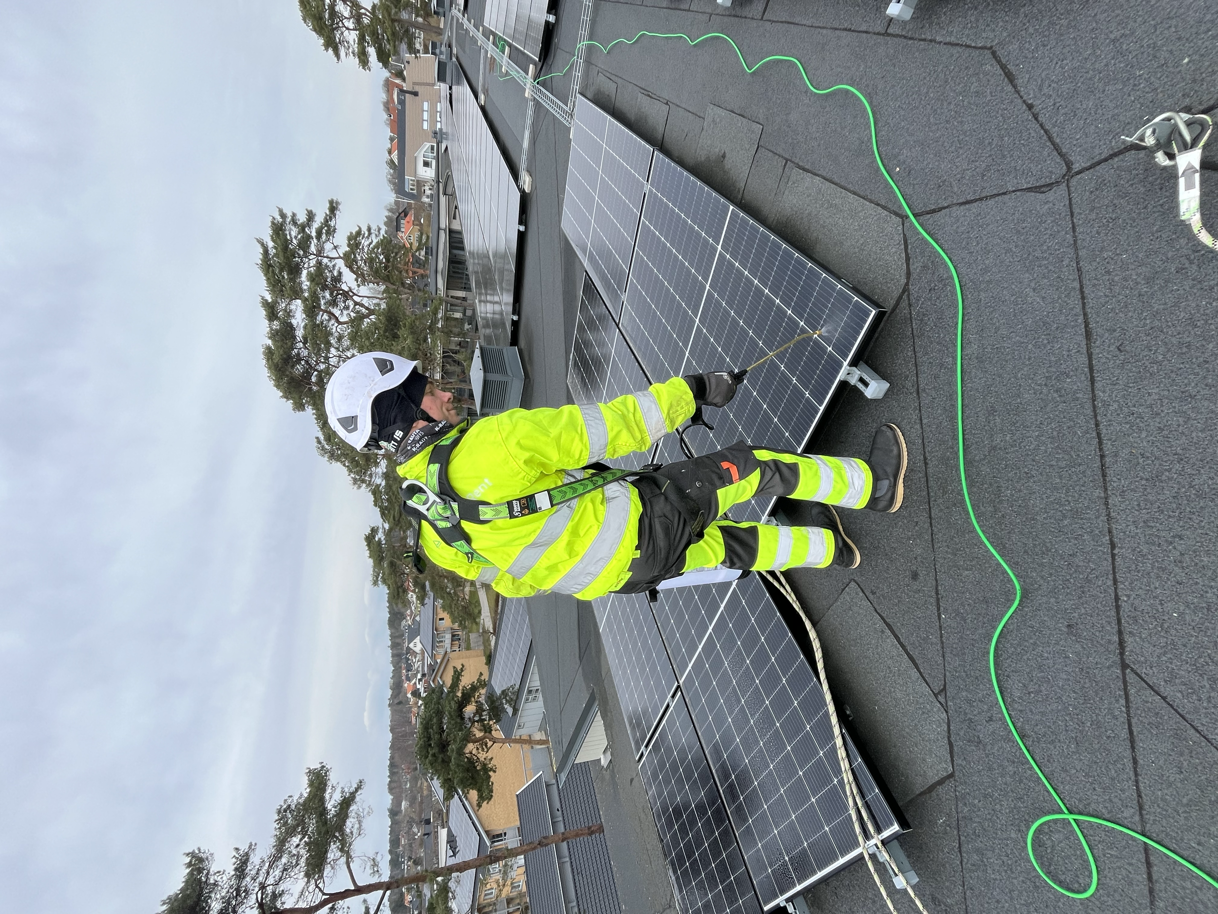 Nordiskt Rent AB Applicerar rengöringsmedel på solceller