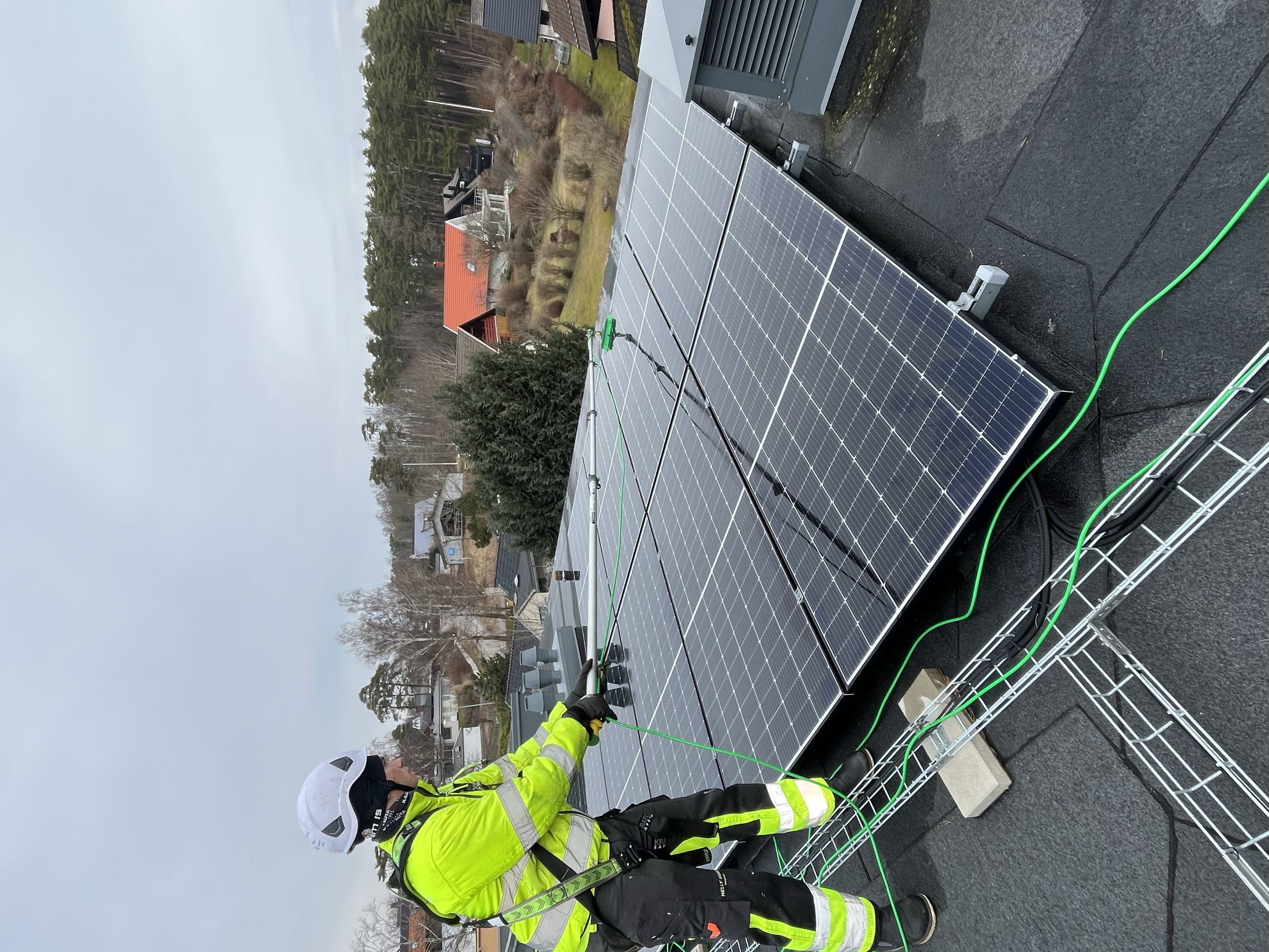 Nordiskt Rent AB tvättar solceller på en BRF