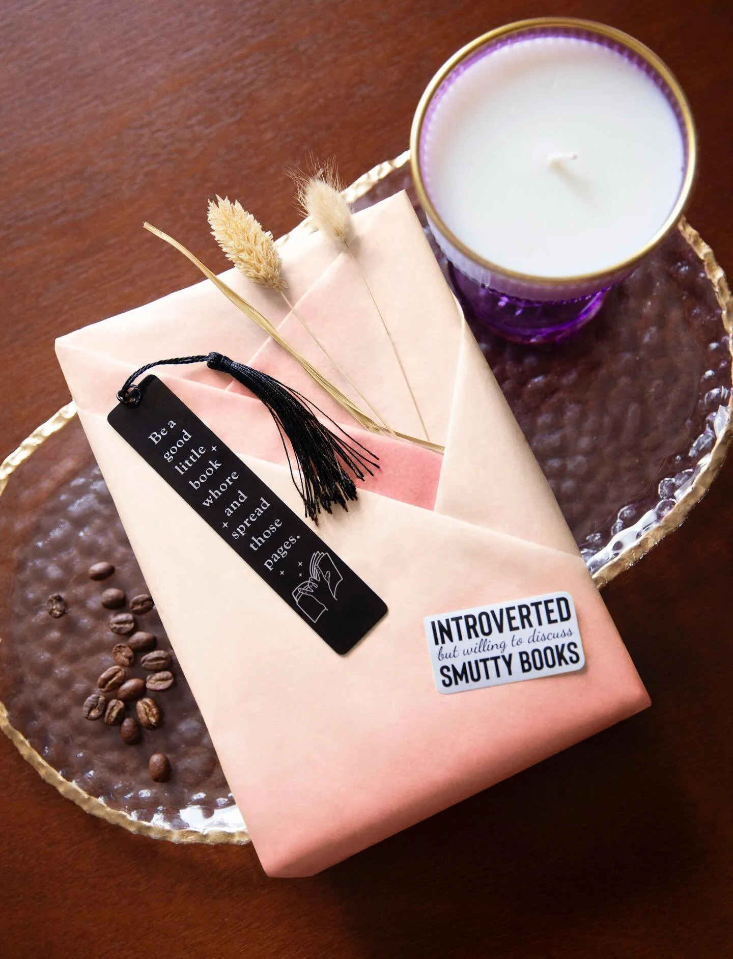 Looking for a book that brings the heat? 👀

Our new blind date with a book: It&rsquo;s Getting Steamy, will have you blushing! 🌶️🔥

Check out the description on our website to get teased
The rest?
That&rsquo;s a surprise 😉

Our selection changes 