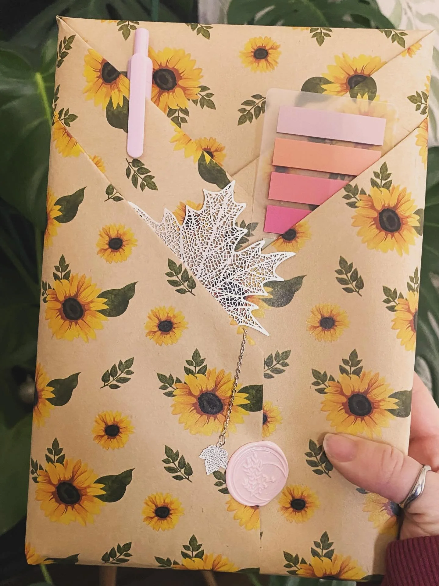 Get your own blind date with a book and pick your favorite bundle! 📖✨

✨Cozy classic: book + bookmark 
✨The reader&rsquo;s upgrade: book + bookmark + 2 bookish goodies (pen, sticky tabs, stickers, etc)
✨ The teas and tropes bundle: book + bookmark +