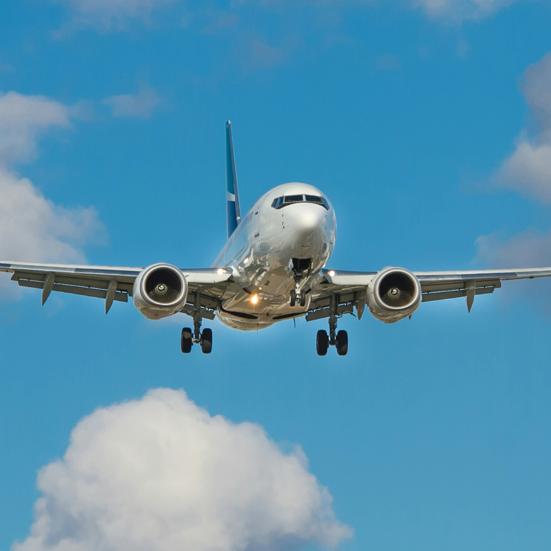 10 cosas que no pueden faltar en tu kit de vuelo largo (y harán que no lo odies)