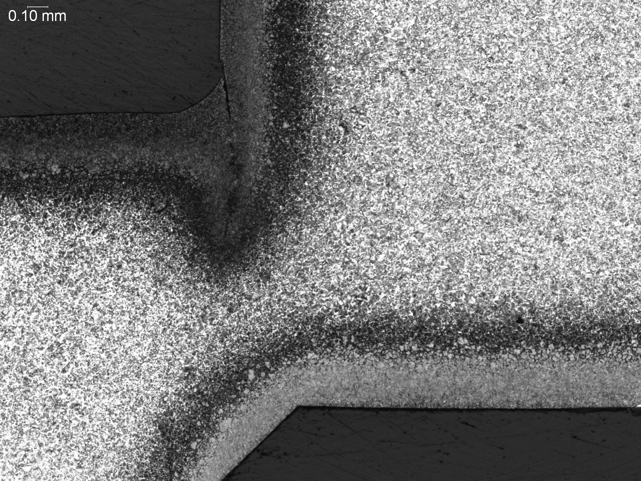 Metallographic failure analysis showing a quench crack formed before heat treatment, evaluating fracture surface morphology and decarburization behavior along the crack wall propagation path.