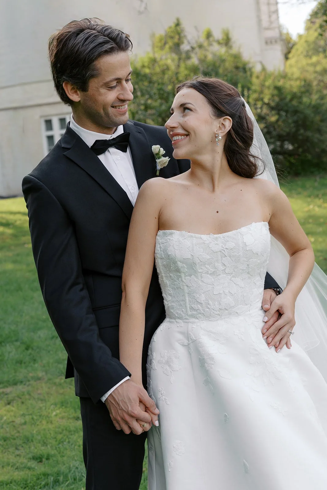Bride and groom portraits at Dundurn Castle