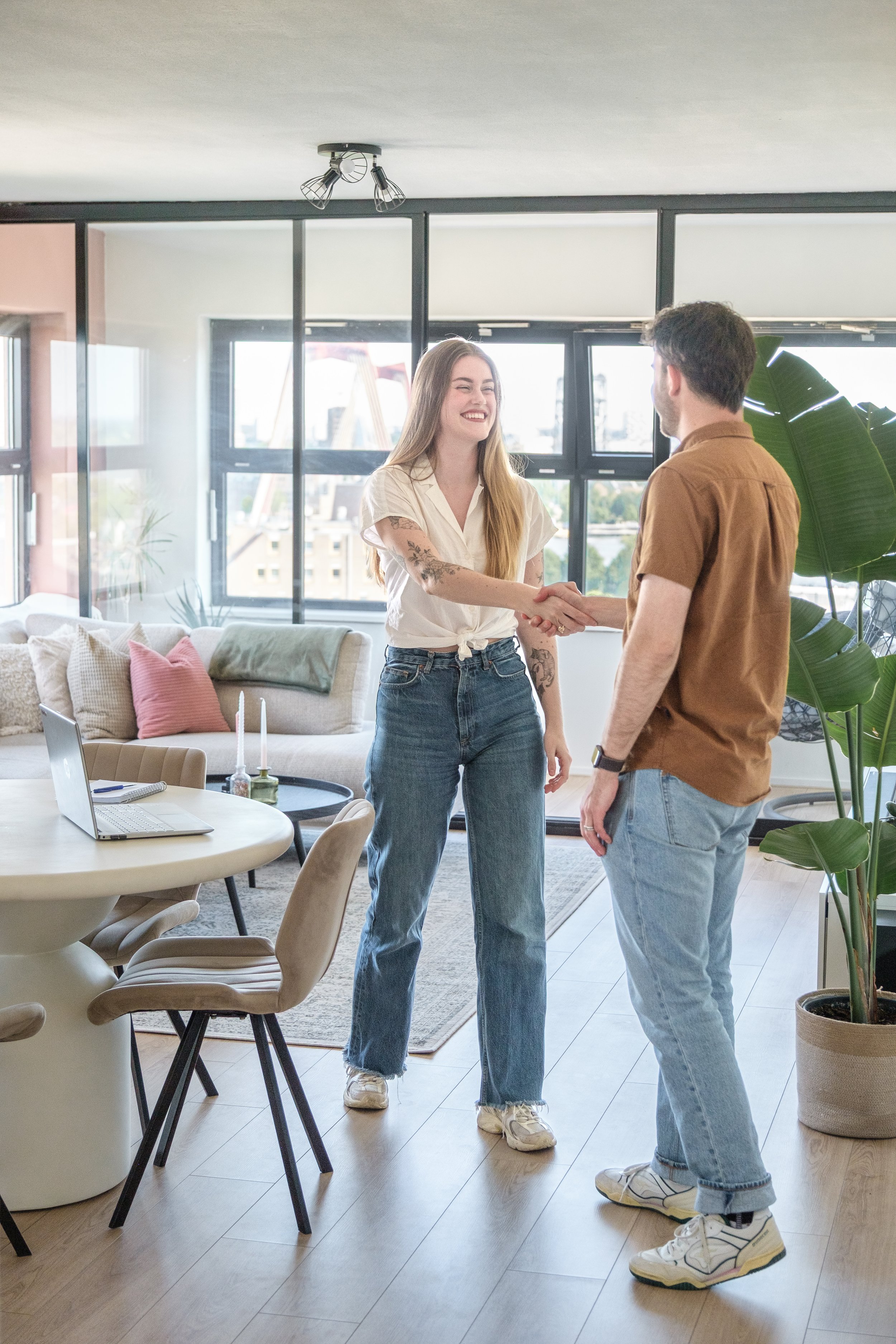 Trainer van Nexie schudt de hand van student tijdens sollicitatiecoaching voor de arbeidsmarkt