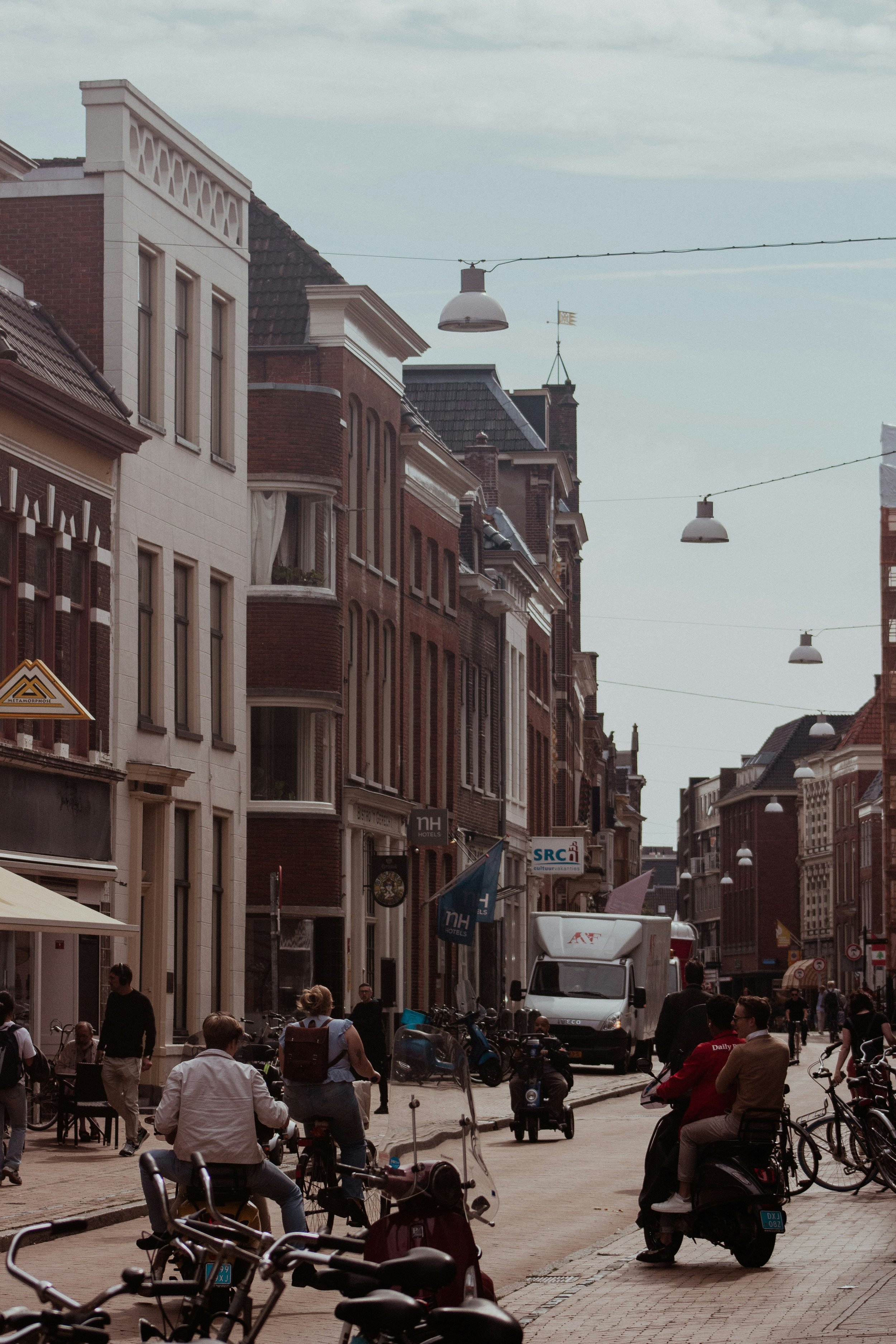 Winkelstraat in hartje Groningen, een stad waar Nexie werkzoekenden helpt bij het solliciteren in zorg, onderwijs, overheid en techniek.