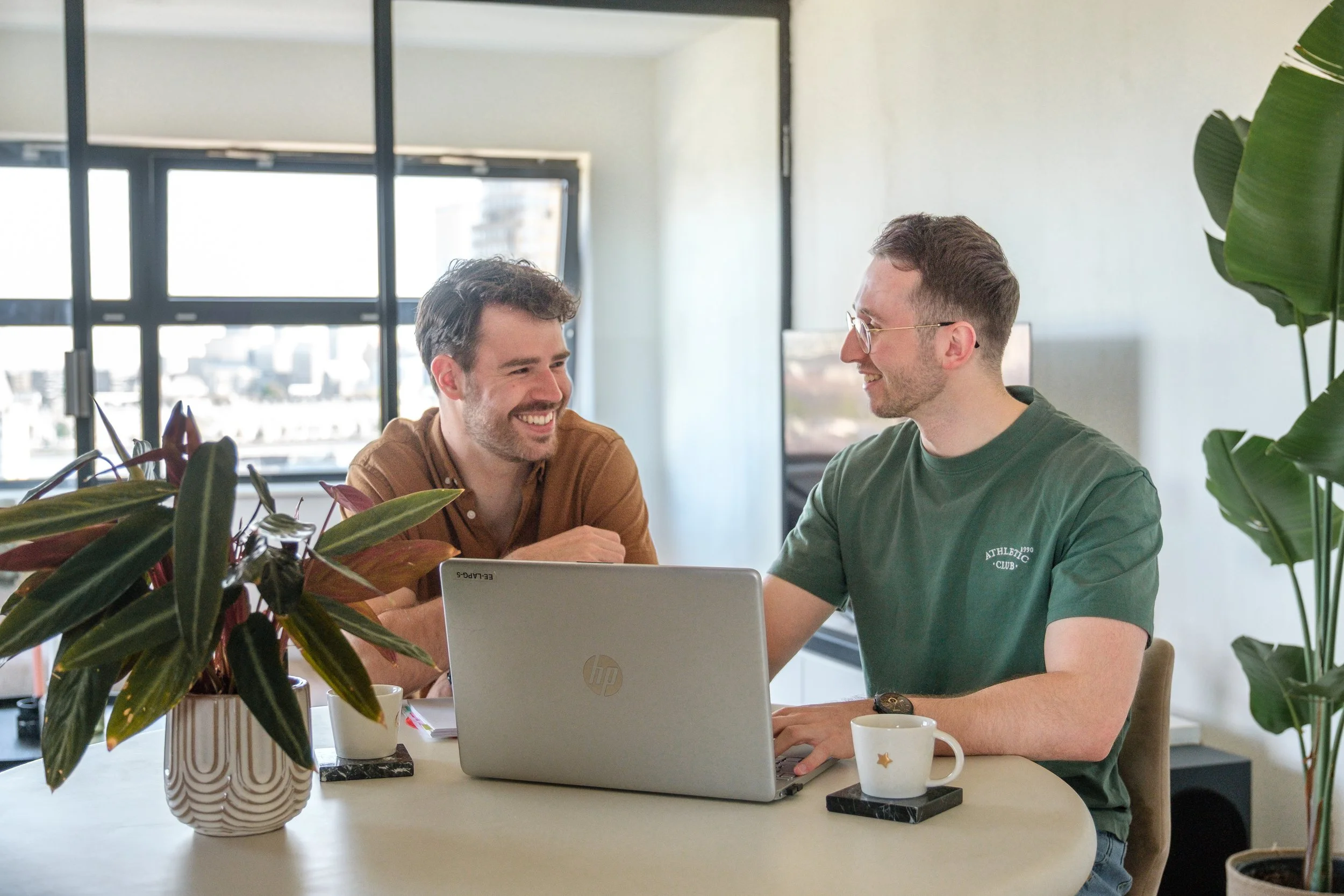 Persoonlijk sollicitatiegesprek tussen Nexie coach en student ter voorbereiding op werk