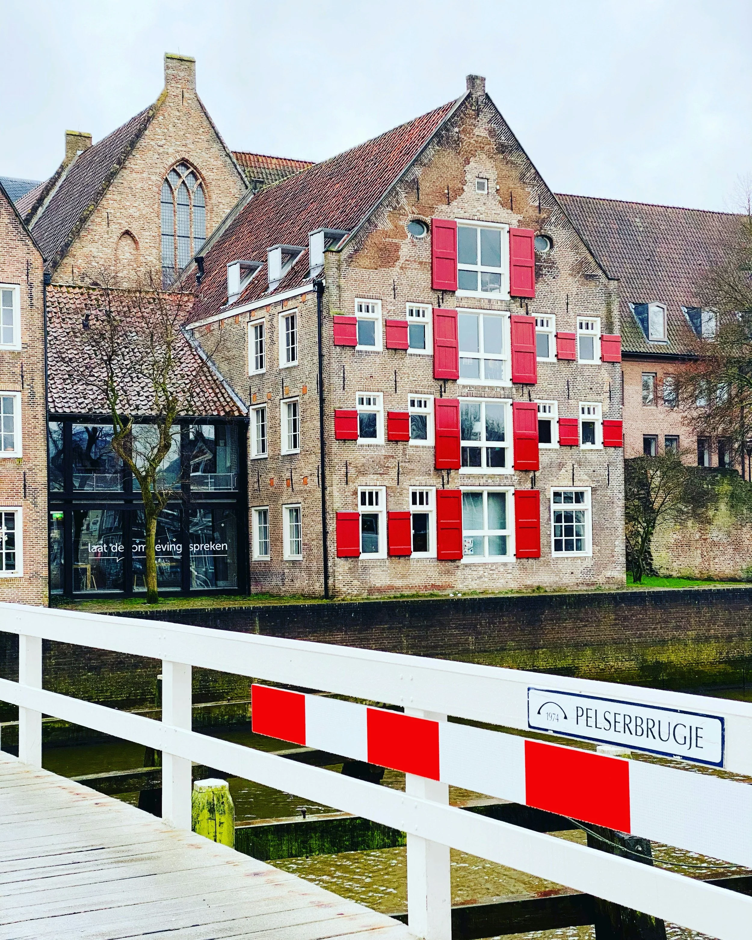 Het Pelserbruggetje over de gracht in Zwolle, net als Nexie: een brug naar nieuwe loopbaanstappen in de regio.