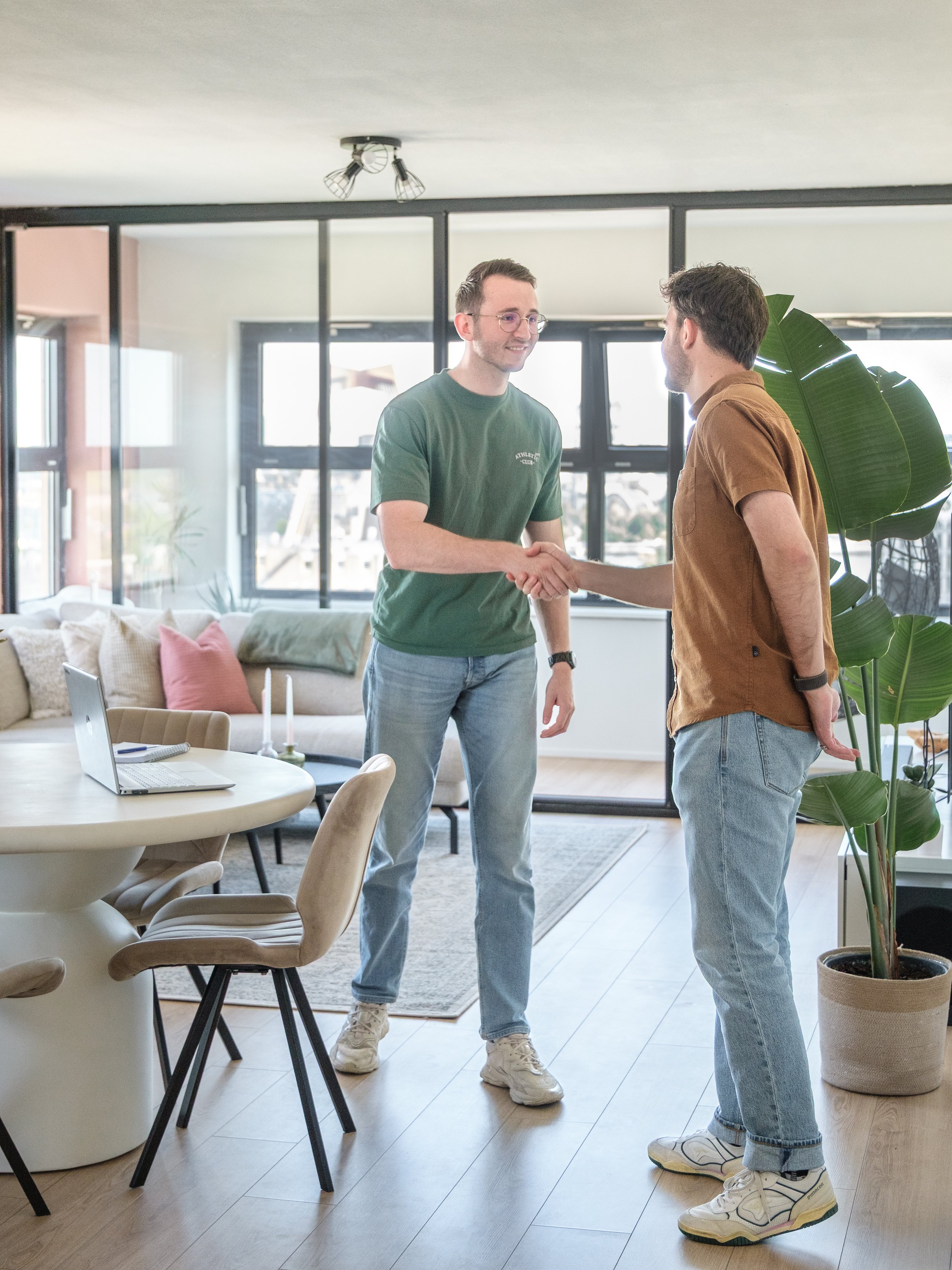 De trainer en de kandidaat schudden handen.