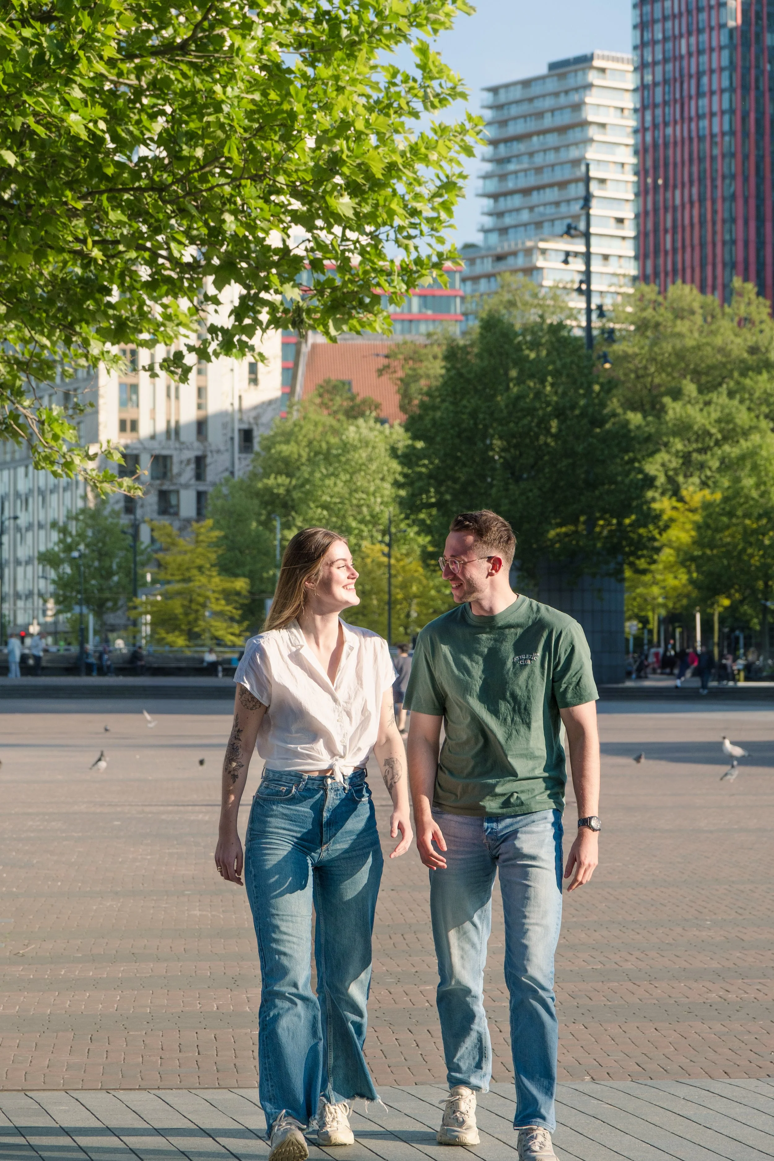 Twee sollicitatietrainers van Nexie wandelen en overleggen over training en retentie