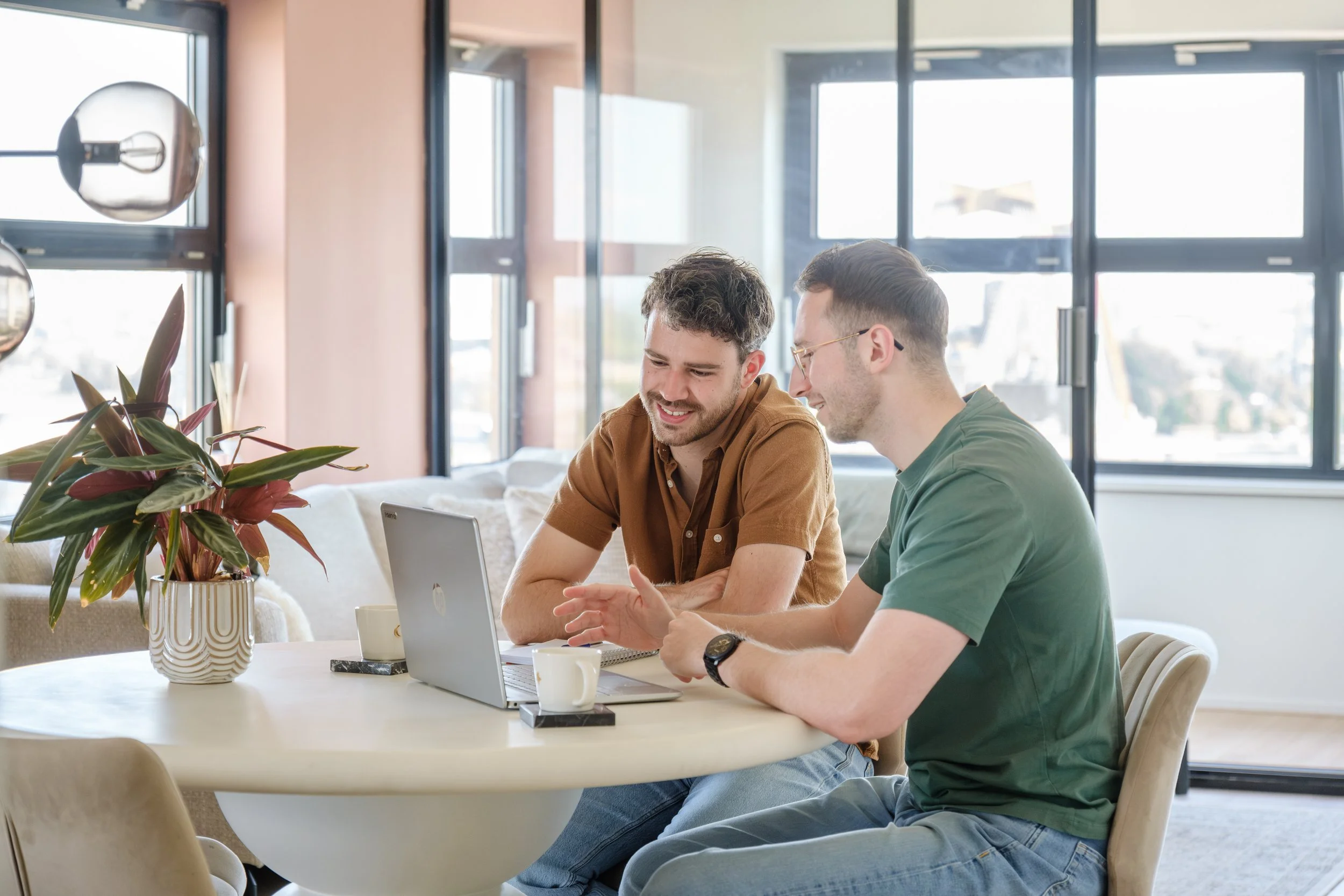 Trainer begeleidt trainee tijdens interne sollicitatietraining voor retentie en groei