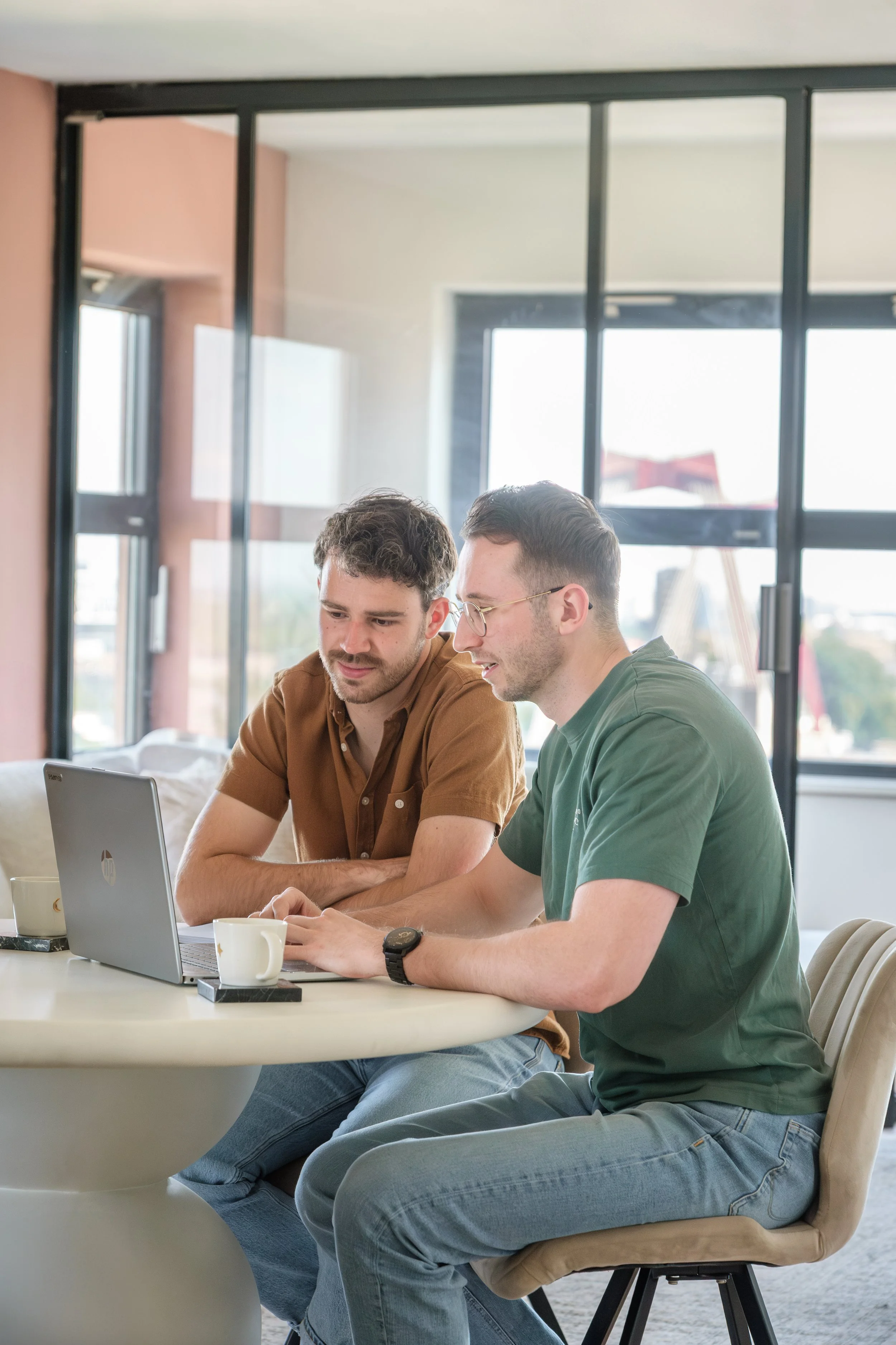 Nexie sollicitatiecoach en student in gesprek over cv en sollicitatietraining