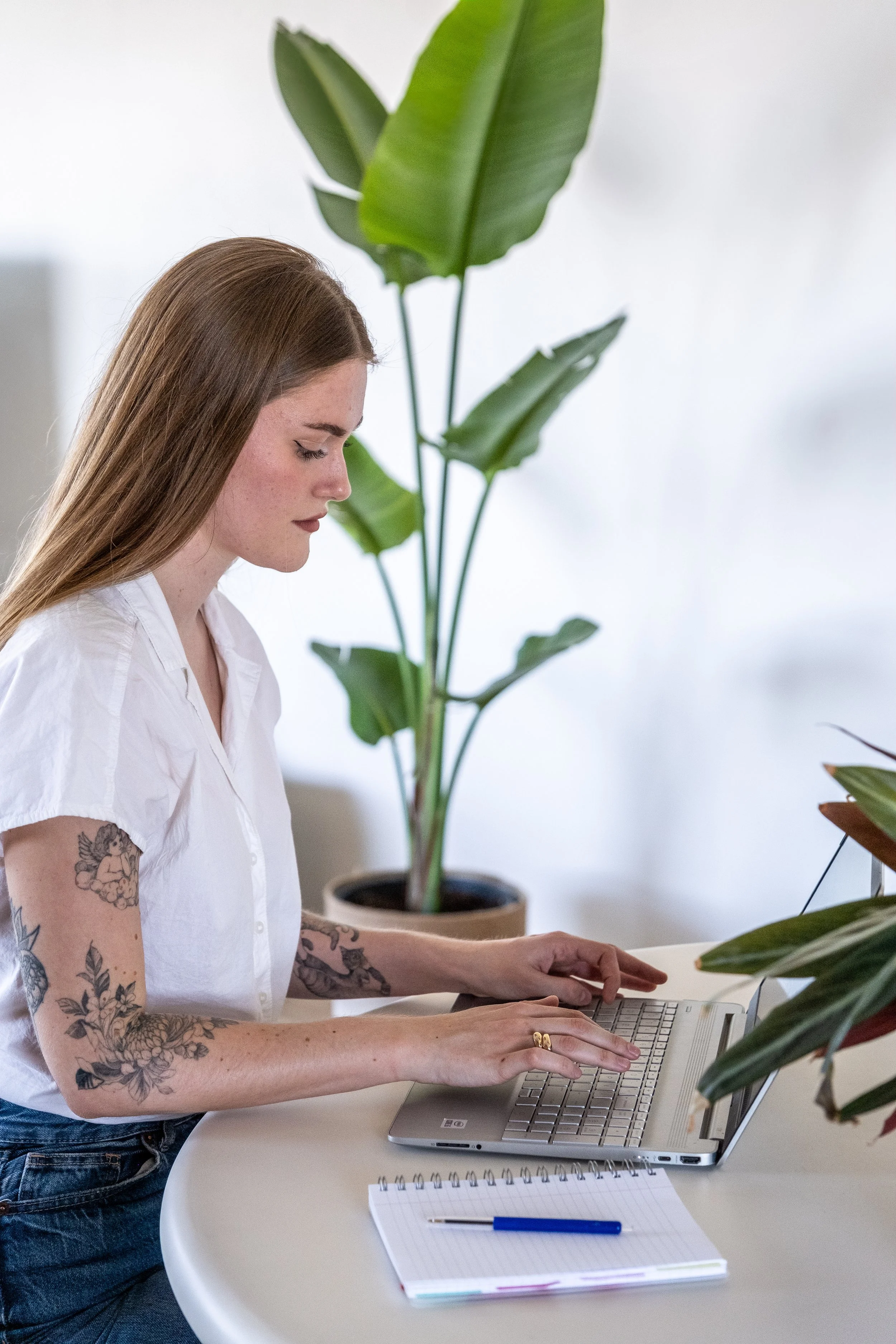 De trainer neemt het CV door van een van de klanten.