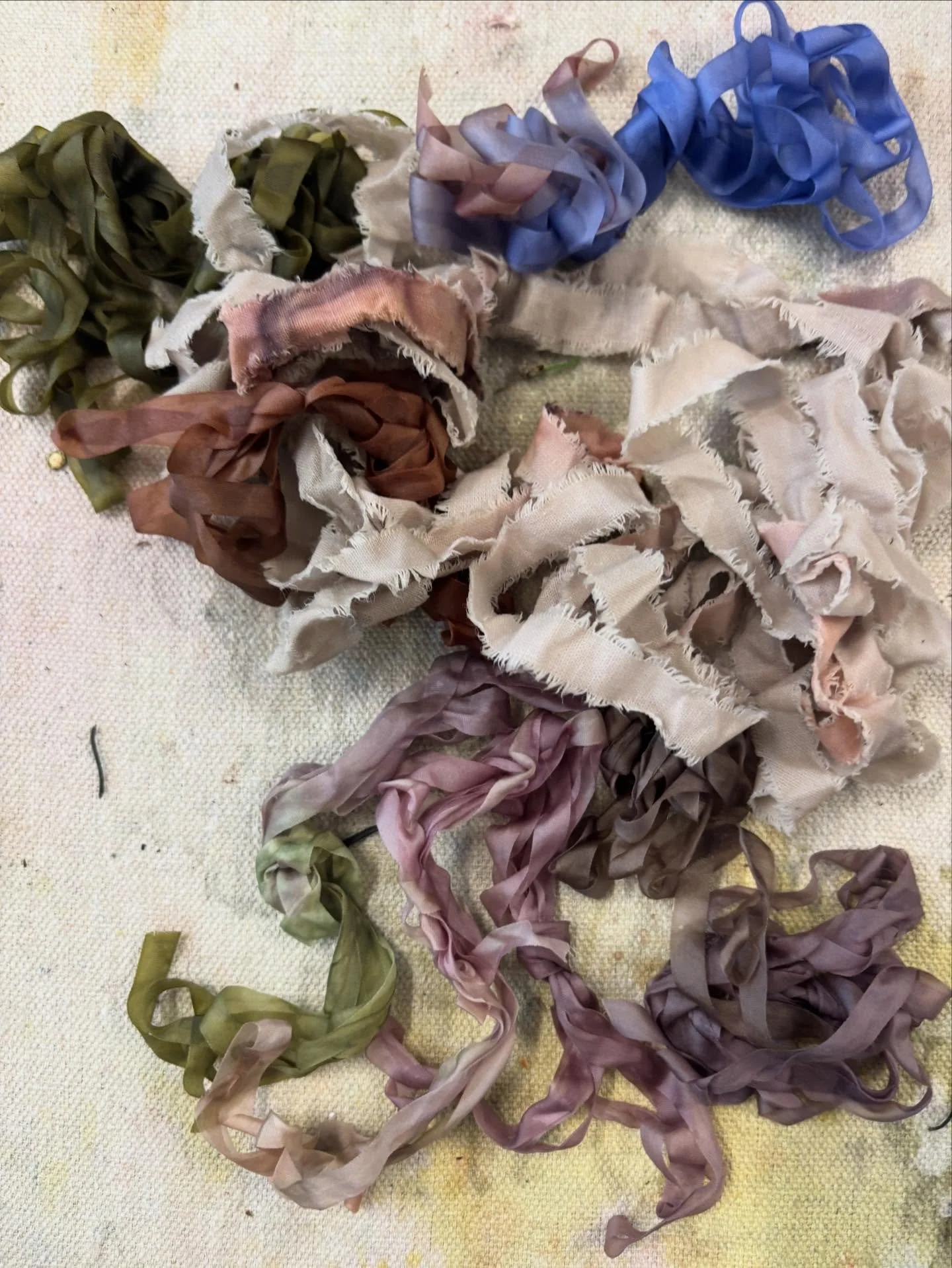 Natural dyeing with @sashaduerr at @bldg61 @boulderlibrary was such a joy! I could have played with two-toned, over-dyed ribbons {dipped in two different colors} for days. Truly the most delightful way to explore nature&rsquo;s palette.

Color origin