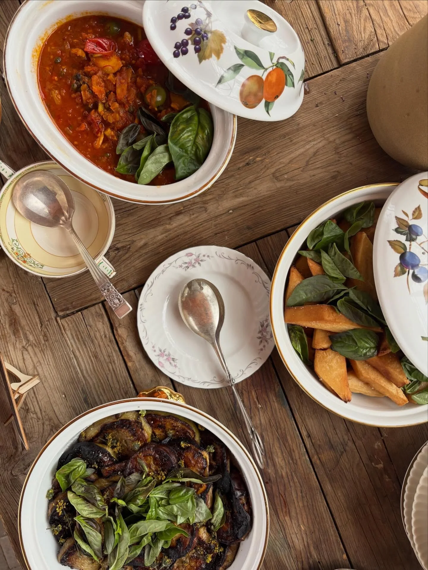 Thinking about one ~ of my many ~ favorite farm-to-table lunches from our Black Cat Makerie retreats. Any guesses what the dish on the right is? 

@blackcatboulder