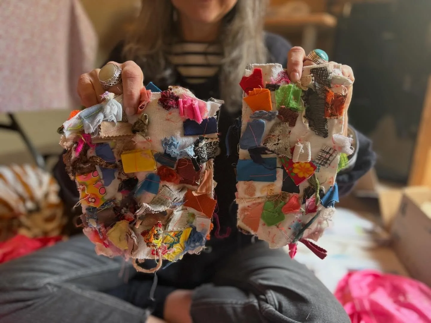 Endlessly inspired by Sandrine&rsquo;s &lsquo;travel palette&rsquo; ~ all the bits of fabric she needs for her embroideries sewn onto a cloth. {this could have been my #tinytuesday share yesterday!} It&rsquo;s the best gift to have Sandrine @la__fila