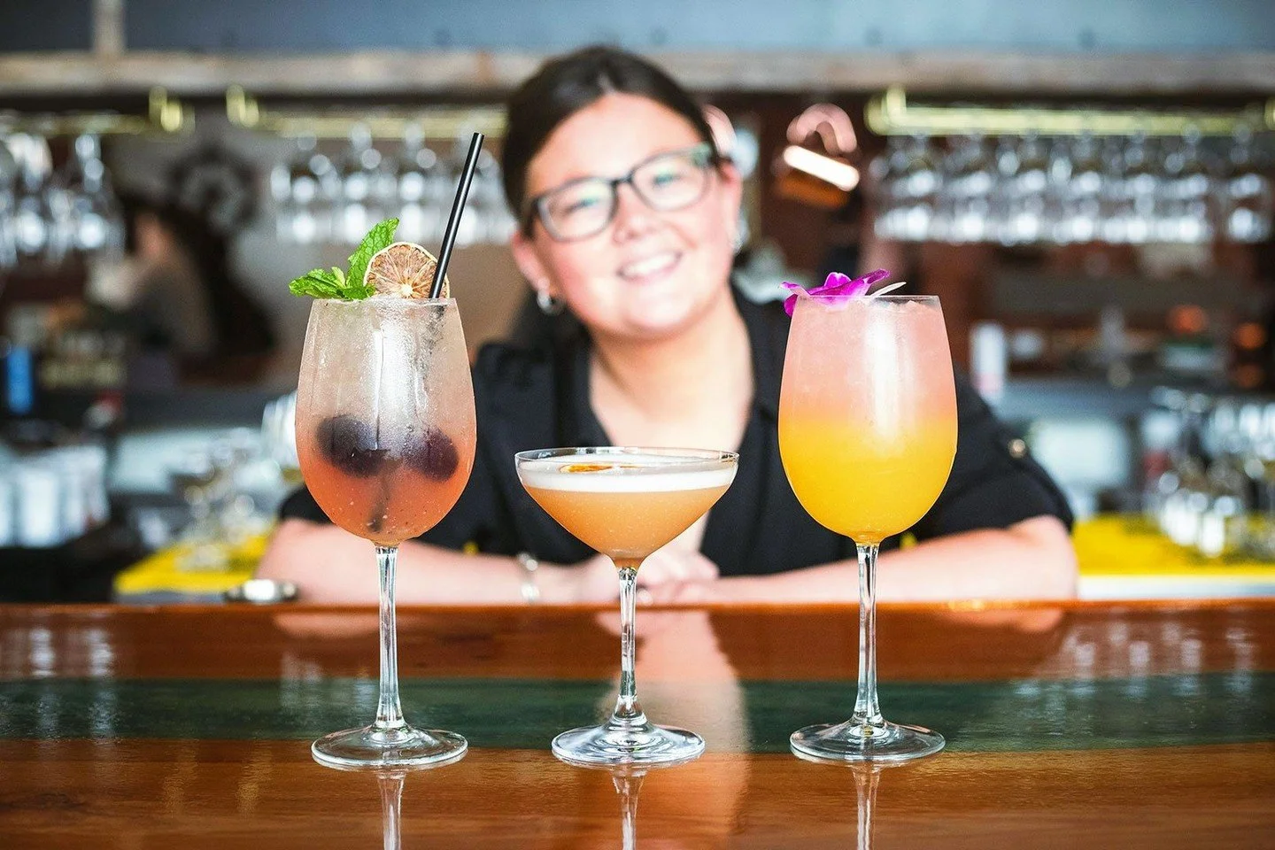 Patio weather has officially entered the chat ☀️🦪⁠
⁠
Delicious and refreshing bartender specials are flowing, the patio is calling, and yes&hellip; $1.50 oysters are here waiting for you.⁠
⁠
BLACKBERRY LEMON FIZZ⁠
Tito's, Marie Brizzard Blackberry, 