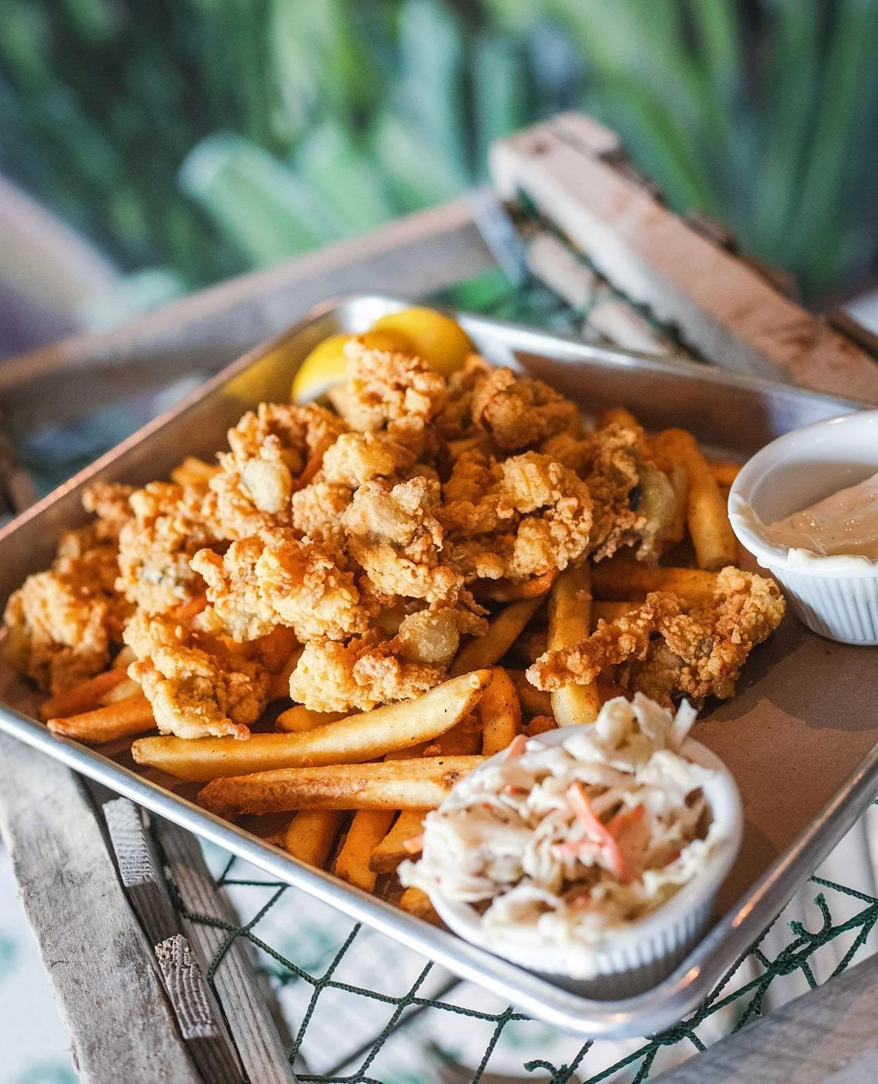 There&rsquo;s just something about fried seafood when the sun comes out ☀️⁠
⁠
Two seasonal favorites are officially back at Green Island: Fried Whole Belly Clams and Fried Scallops &mdash; golden, crispy, and best enjoyed with a cold drink on the pat