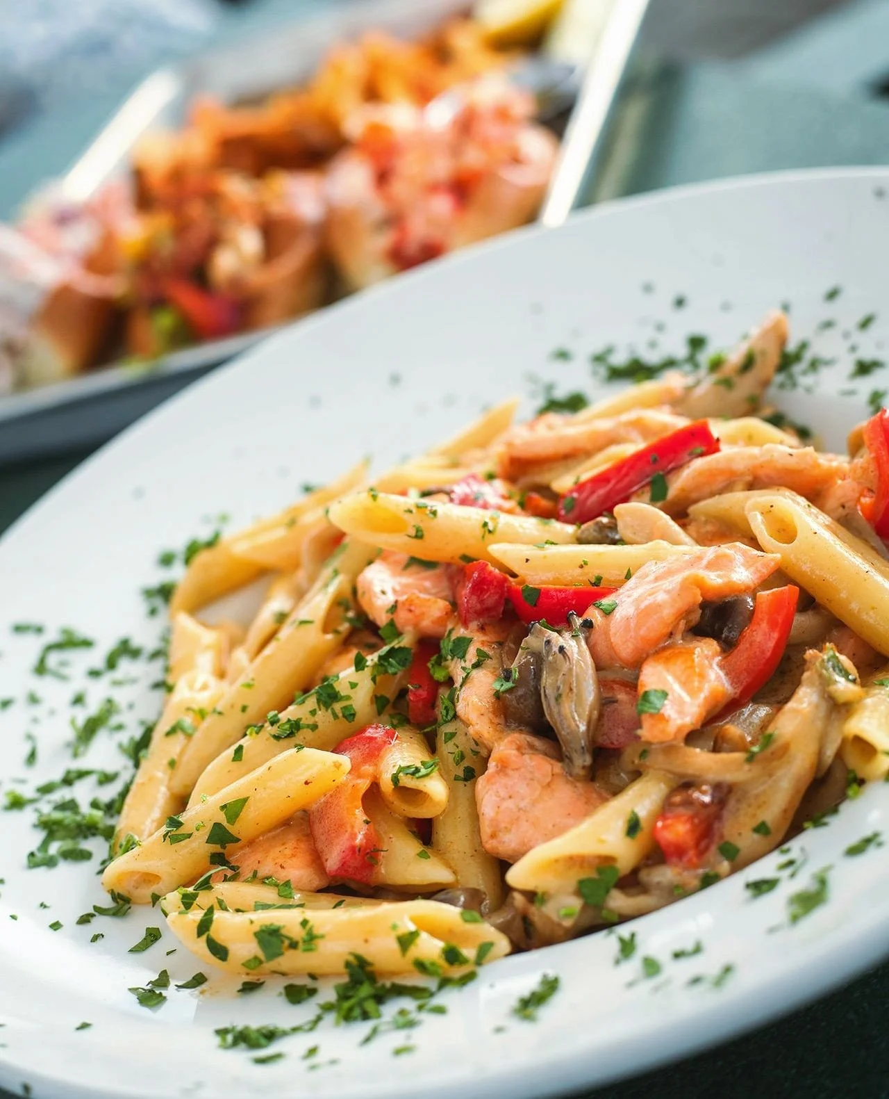 Crisp air, a sunny patio, and a little curry to warm things up 🍂⁠
⁠
Our new Gourmet Mushroom &amp; Salmon Curry Pasta brings together salmon, earthy mushrooms, red pepper and penne in a vibrant green curry sauce. Just the thing for a beautiful fall 