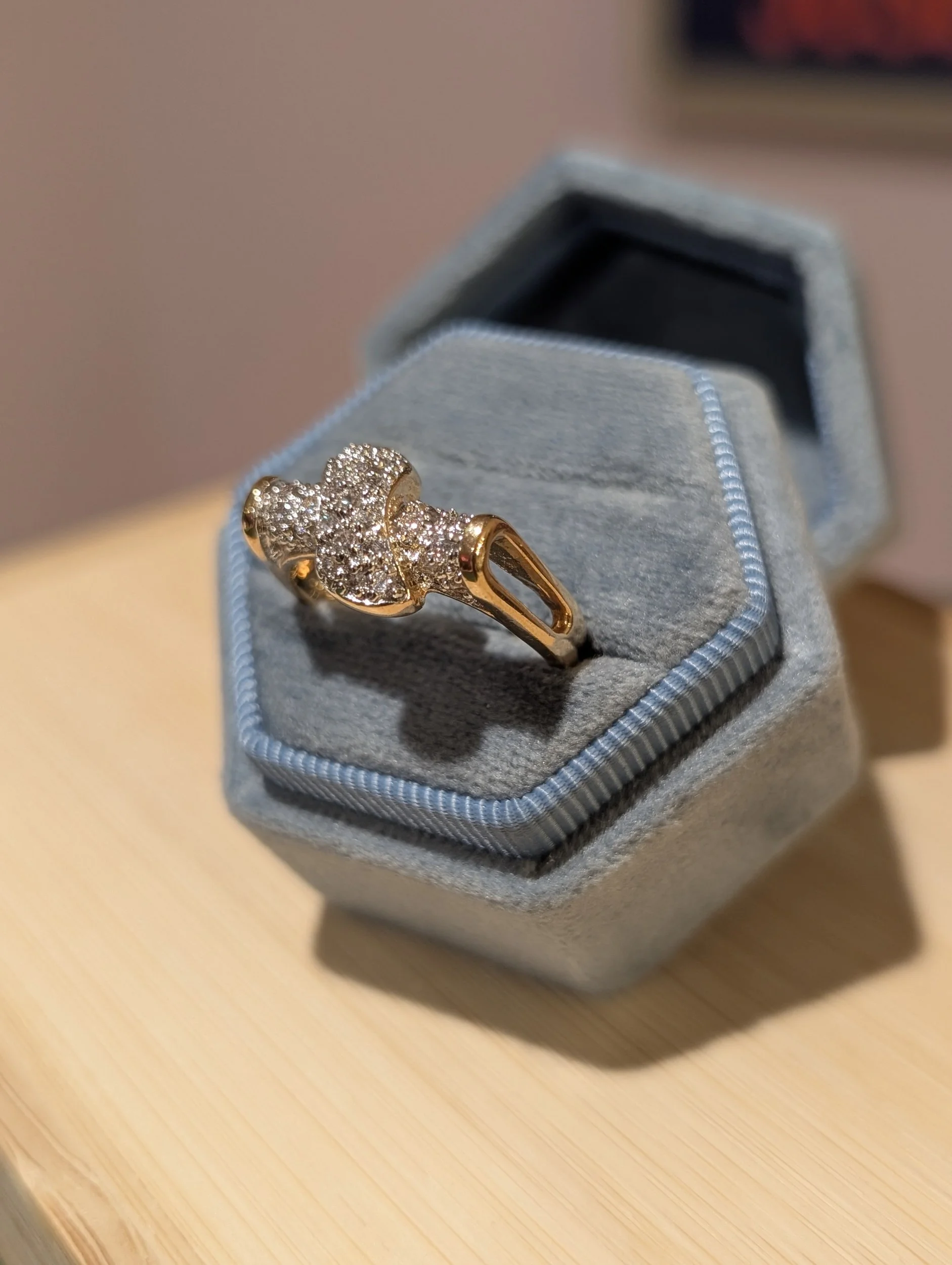 Vintage Sparkling Curved Ring | Size 8