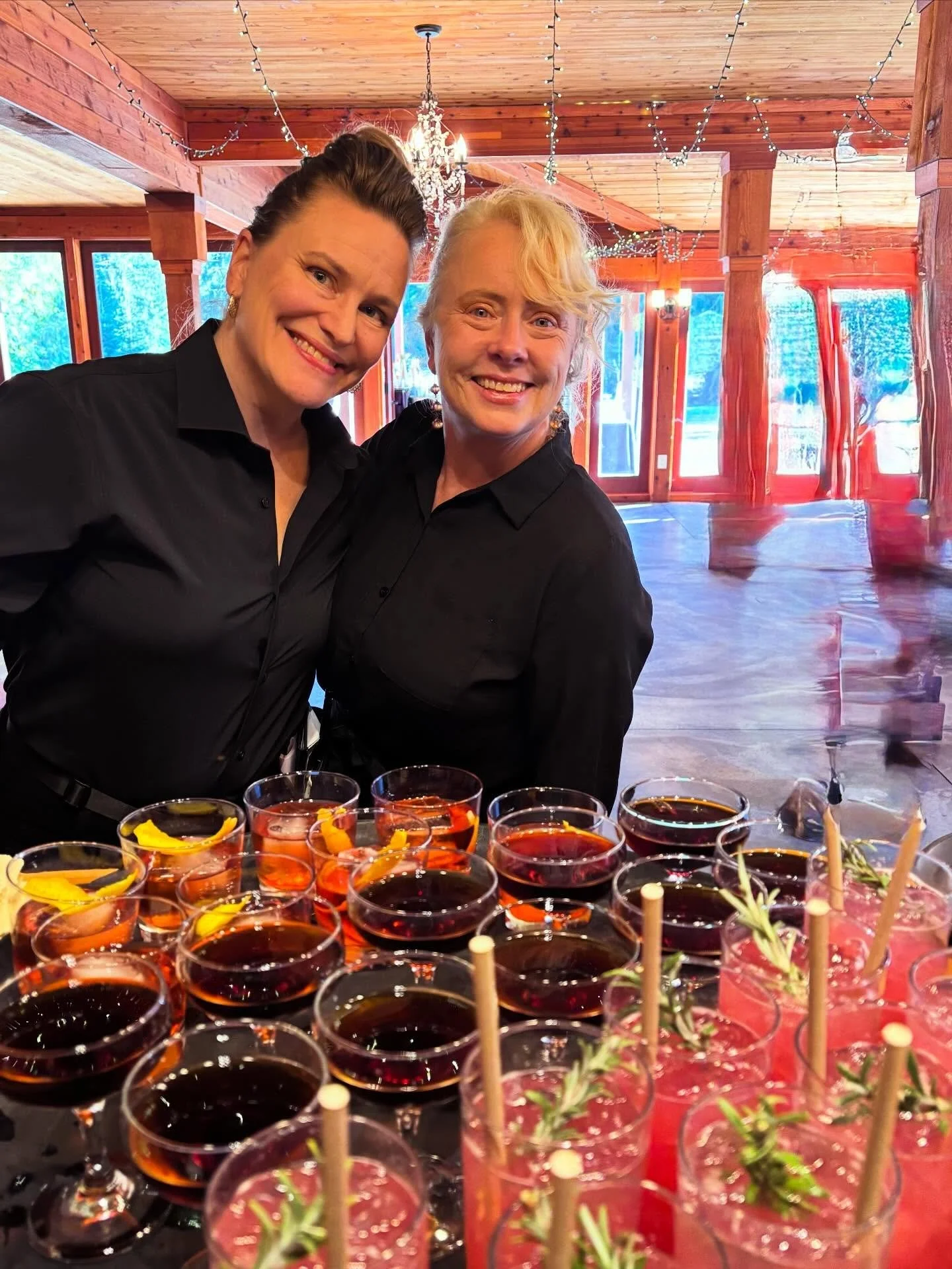 Well have your drinks ready to go so your guests aren&rsquo;t spending cocktail hour in line. Customization and collaborations are  always welcome!🍹🥂🍸🍷

#seattlewedding #pnw #cocktailhour #weddingbar