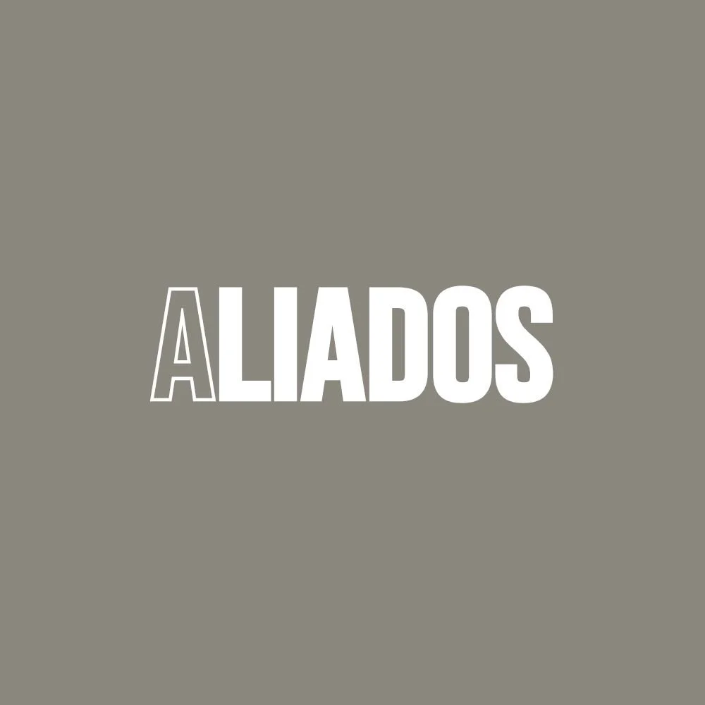 Texto que dice "ALIADOS" en letras grandes sobre un fondo gris