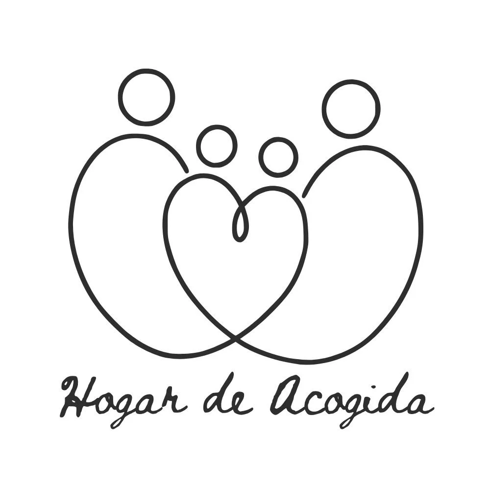 Ilustración de una familia con el texto 'Hogar de Acogida' debajo, en un estilo de línea simple.
