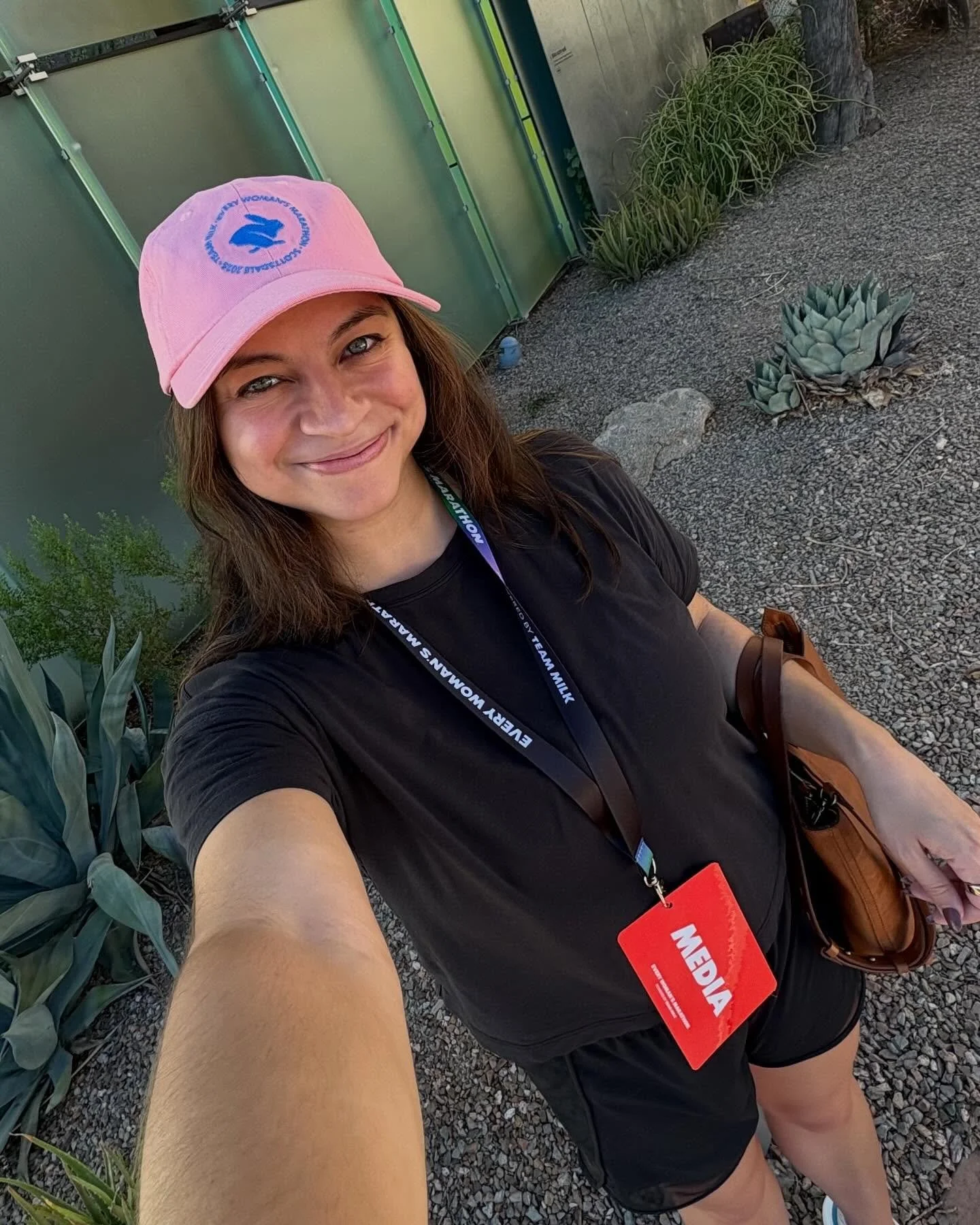 That feeling when you get the VIP media badge 😎✨

I had an absolute blast at the @everywomansmarathon this weekend in Scottsdale 🌵☀️ There&rsquo;s nothing like cheering on thousands of runners (many of them first-time marathoners!) and seeing women