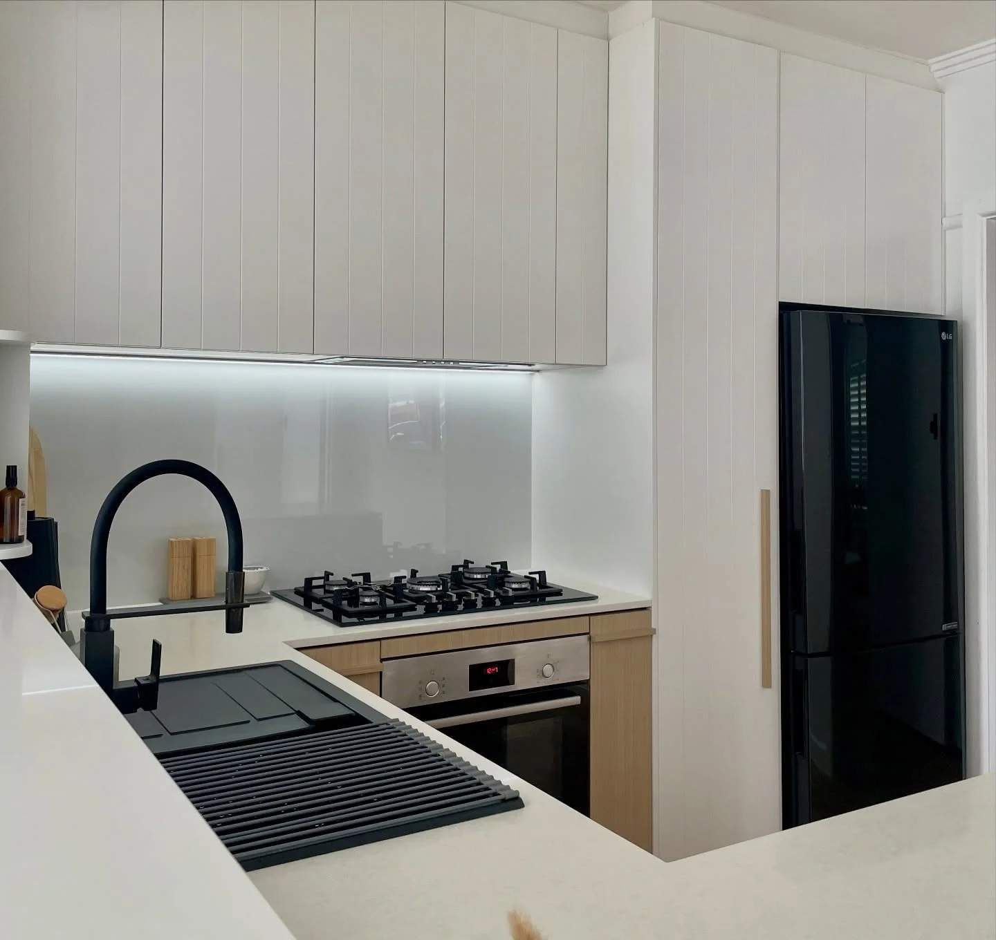 What an UNBELIEVABLE transformation. 👉
Taking this mid century kitchen and bringing it into the modern day - proving that even the tightest of spaces can become effortlessly beautiful. 
With integrated appliances to carry through the lux feels and i