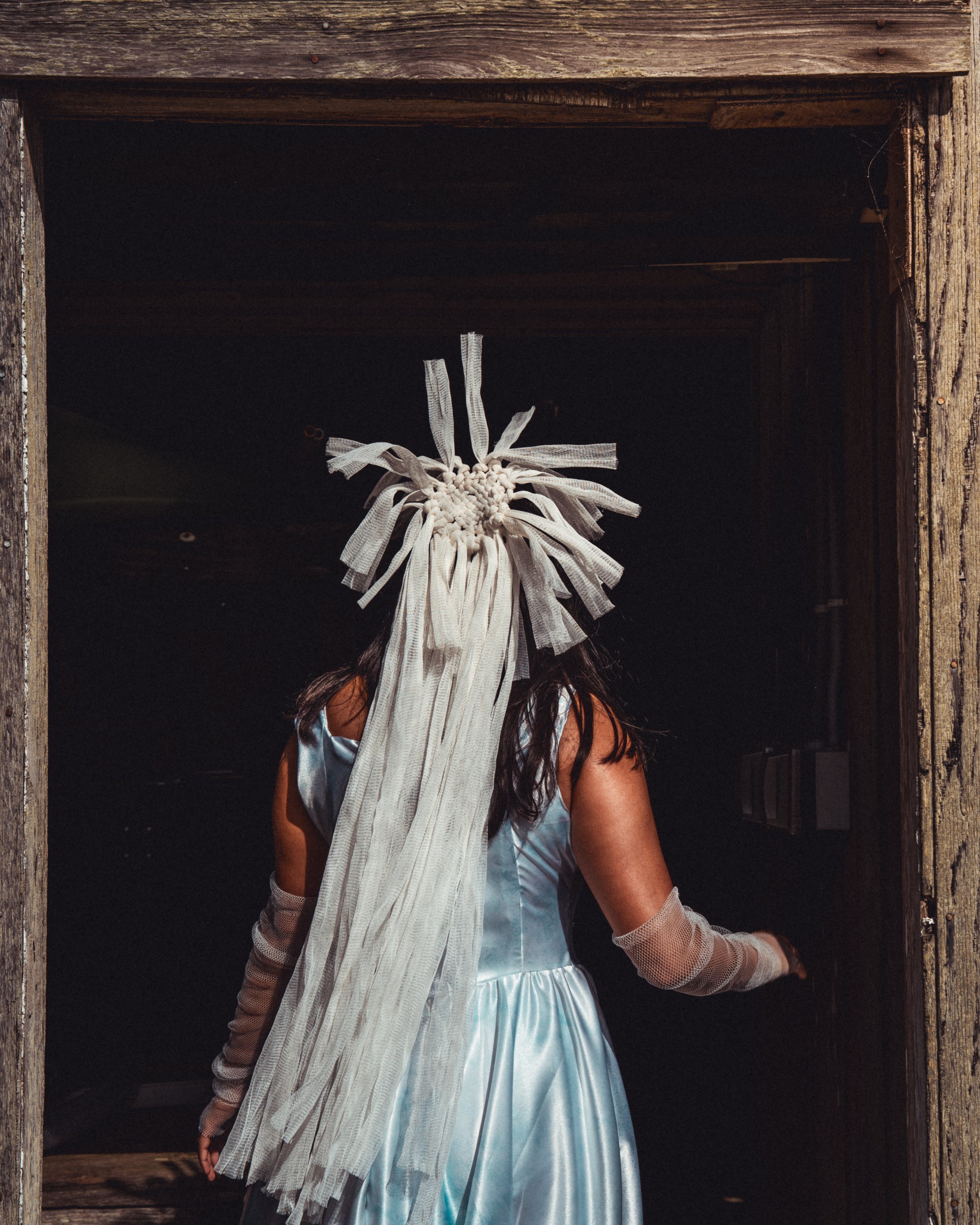 Woven mesh headpiece and gloves by Sitoë Thiam, Cyanotype printed gown by Katie Erickson.
Photo by Jonathan Aguiñaga
