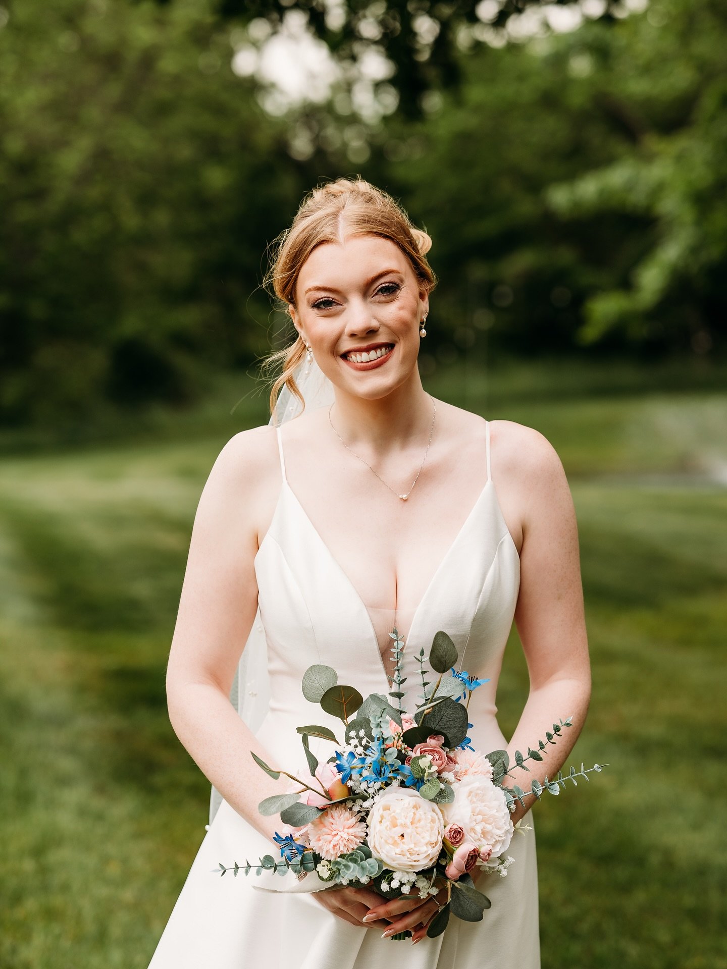 ✨ HER ✨

Such an honor to be apart of your day @sydney_kerr25, you are so sweet and so incredibly stunning 🩷

📸: @katiekendrickphoto 

#westmichiganbride #michiganmakeupartist #bridalmakeup