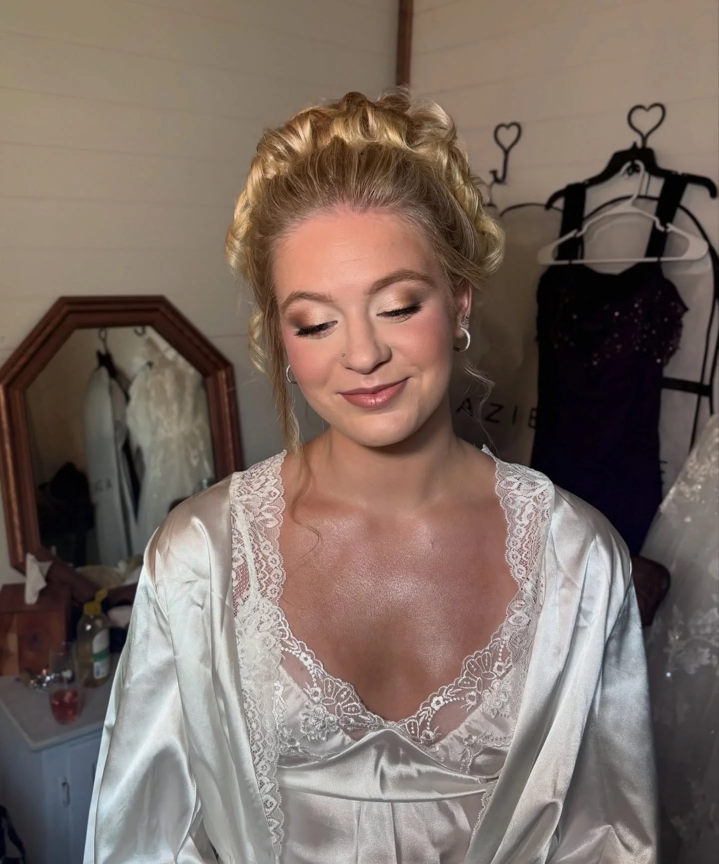 You were absolutely GLOWING, Paige! Still can&rsquo;t get over this look 🤍

&bull;&bull;&bull;

West Michigan Weddings
Michigan Makeup Artist

#bridalmakeupinspo #softglambride #fullglambride