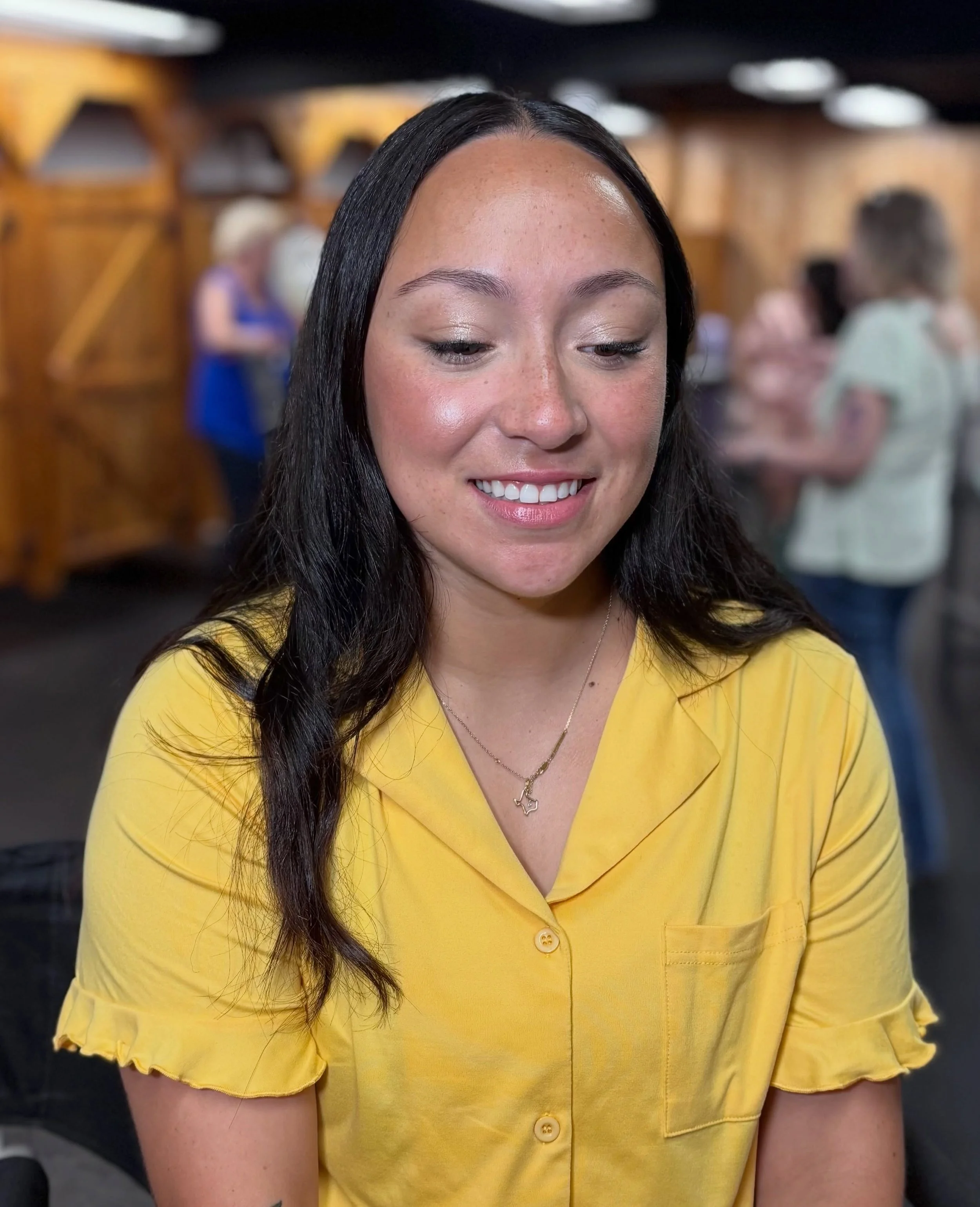 Like sunshine ☀️ 

#naturalbridesmaidmakeup #softglambridesmaid #michiganmakeupartist #bridalmakeupartist