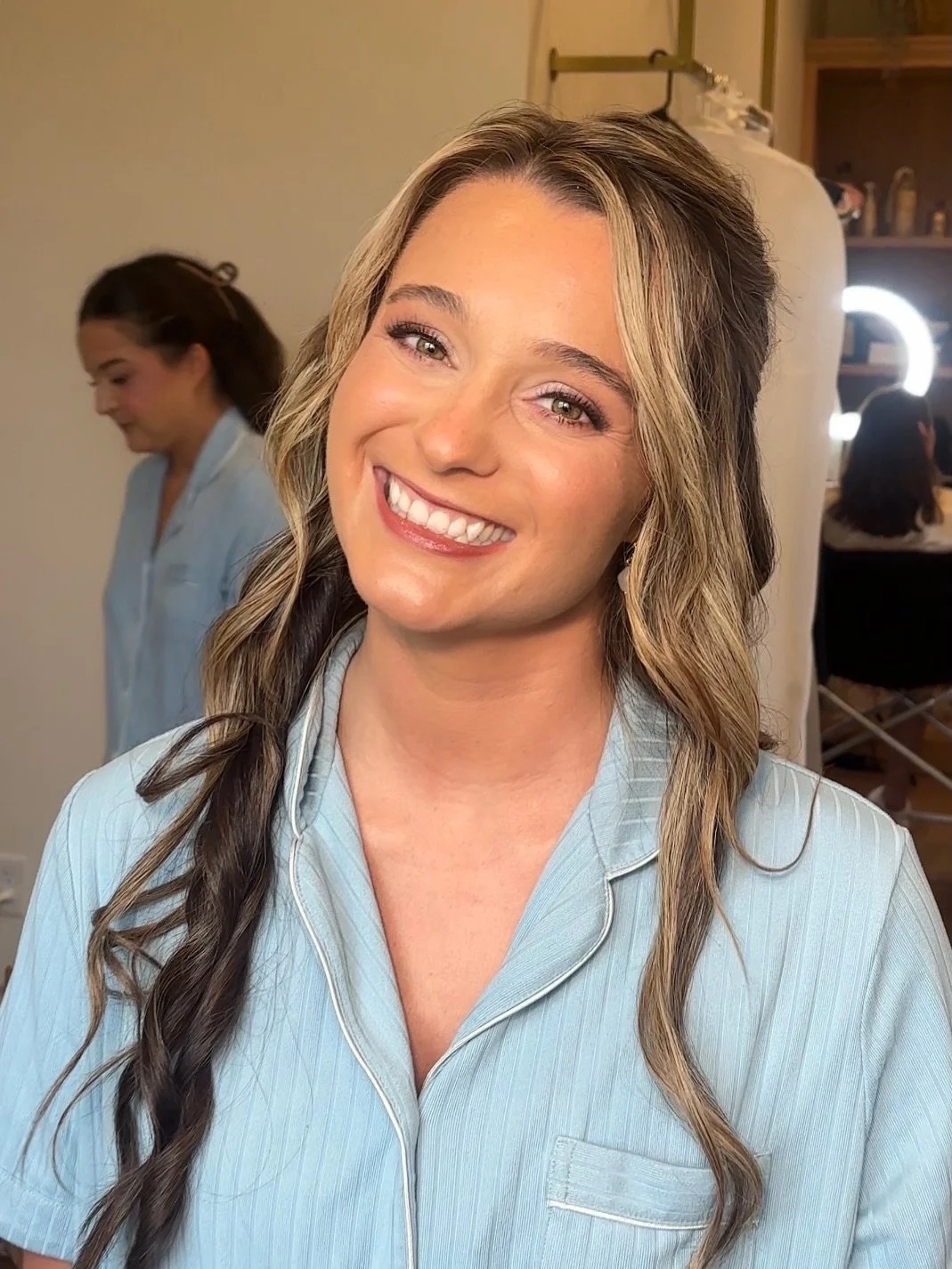 Softly smoked eyes, romantic mauve tones, glowing skin + the prettiest glossy lip. The kind of glam that still feels like you&hellip; just a little extra. 😉 

#mauvetonemakeup #softglammakeupartist #glowymakeuplook #westmichiganwedding #michiganmake