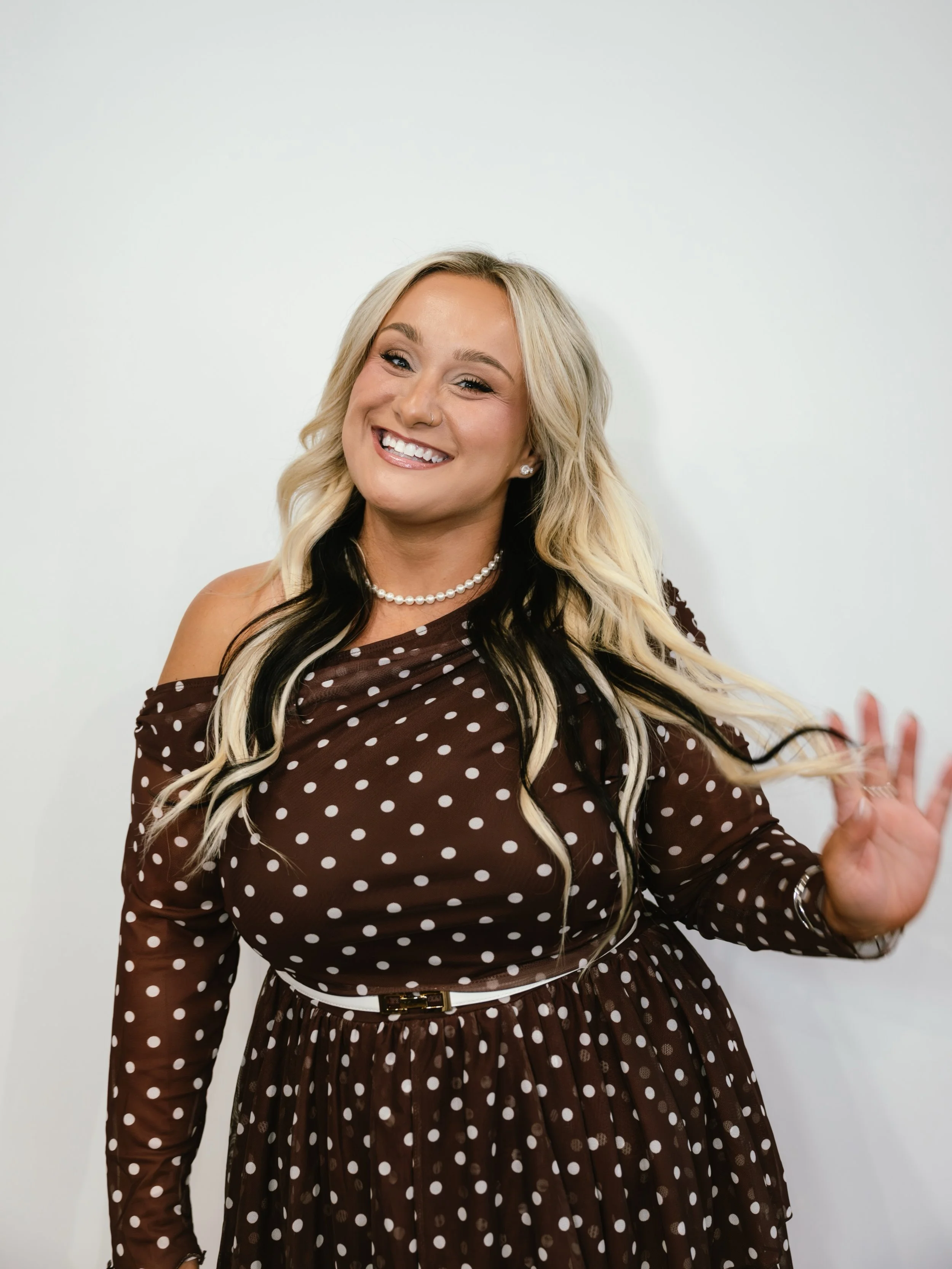Pretty makeup. Healthy skin. Good energy. 

I&rsquo;m Arielle &mdash; the artist behind The Elle Esthetic. Licensed Esthetician, Professional Makeup Artist, airbrush specialist, and forever beauty obsessed.

Give me glamour &amp; glow, accentuated ey