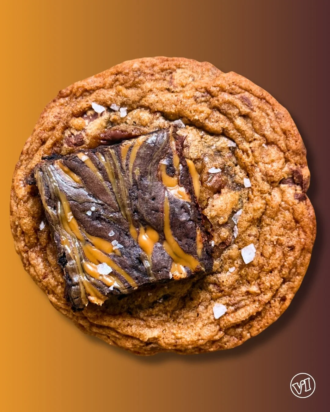 Brooke 🖤

Rich. Unapologetic.
A dulce de leche base layered with double chocolate, topped with a brownie streaked in more leche 😏, finished with a hit of flaky sea salt.

Sweet meets complex.
Soft meets structured.
No restraint required. None allow