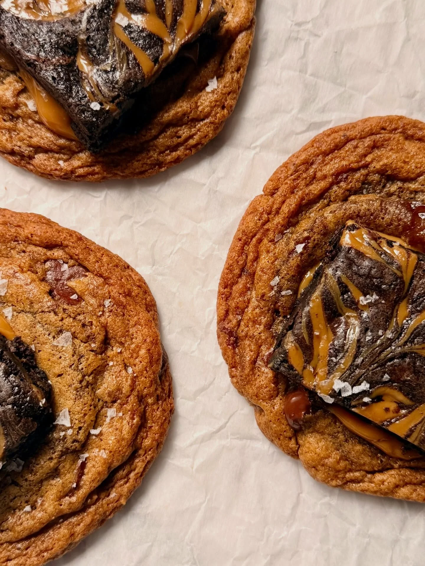 We are not going to tell your trainer if you don&rsquo;t 😏

You&rsquo;re one click away from bigbacktivities. Pro tip: warm up your cookies for 15 secs and enjoy with a scoop of your favorite ice cream. 

Brooke is waiting 🖤

#cookiesdefleur #madei