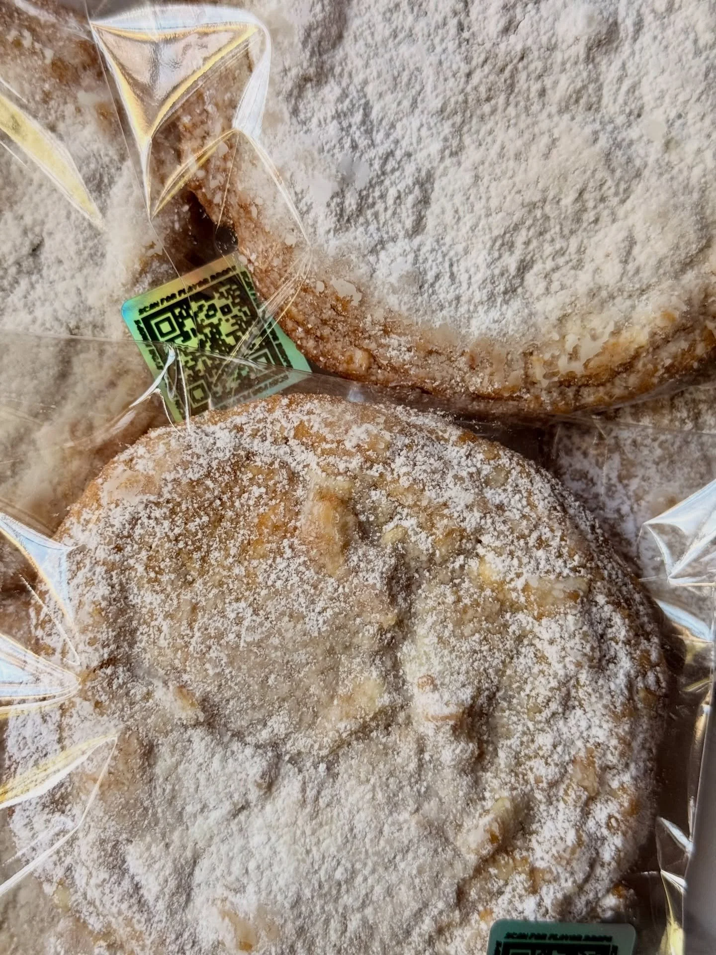 Powdered like a sweet beignet 🌨️

Buttery almond, and impossible to eat neatly.
Proceed with caution ⚠️ she makes a delicious mess.

Blanc vs Brooke: 16&ndash;16 👀

#cookiesdefleur #madeindc #dcfoodie #almondmacadamia