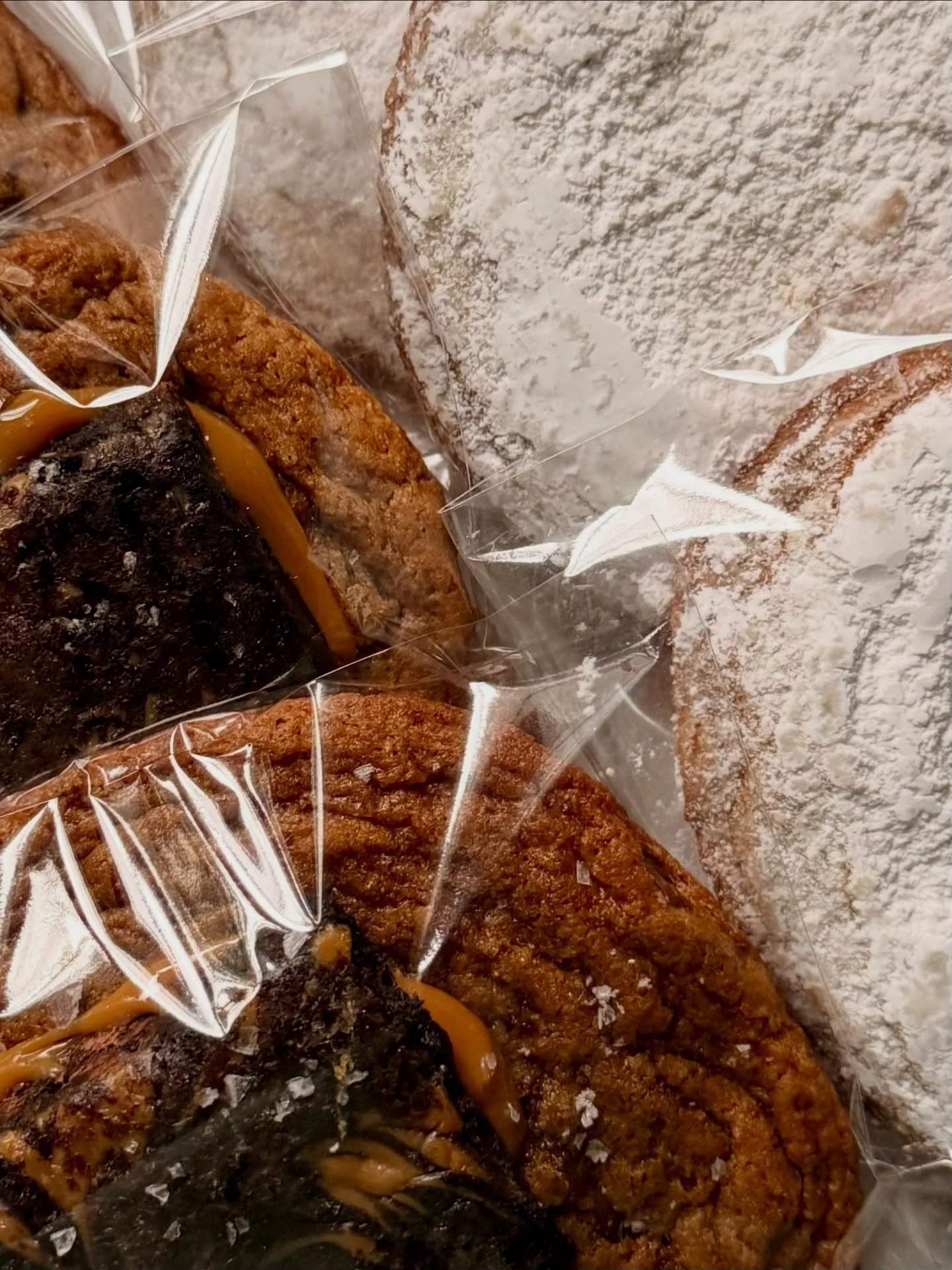 Closing out the first month of 2026 by looking back on these beauties 🥹

Arguably the most dangerously delicious duo yet 🖤🤍

Check back this Sunday for the studio&rsquo;s newest flavor exploration: Rosette vs Velour 

#cookiesdefleur #madeindc #dc