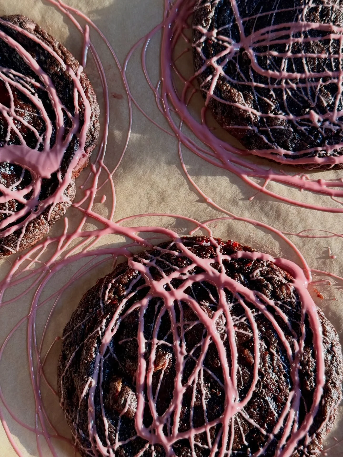 Wisps of Ruby.

Double chocolate, 🍓swirled. 

Velour: to be loved (and devoured).

#cookiesdefleur #madeindc #dcfood #valentine