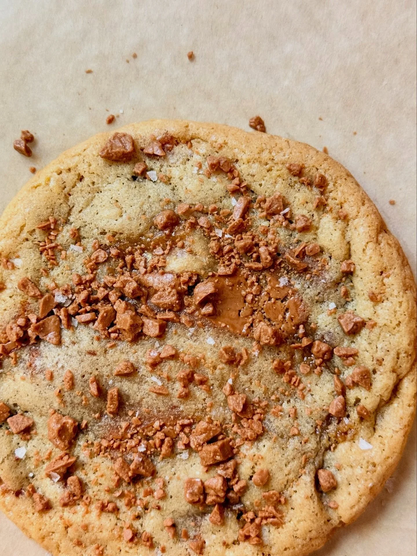 Oh, and we do cookie commissions too 🙂&zwj;↕️

Ambr&eacute; // Blonde Chocolate EVOO

Golden, caramelized, and complex ✨
Your cookie desires, made reality.
Link in bio.

#cookiesdefleur #madeindc #dcfood #oliveoil