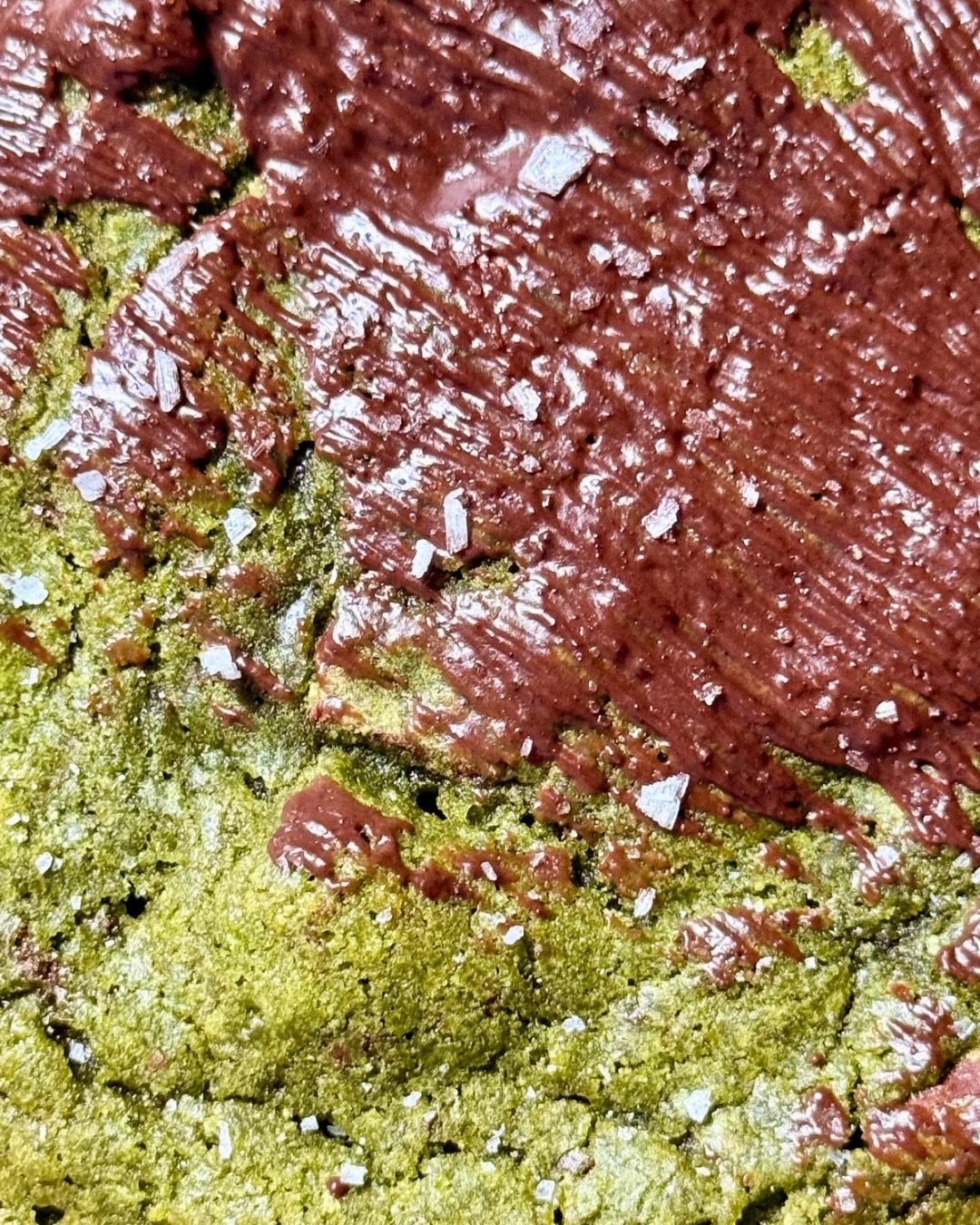 Ms. Dolce ☕️🍫

Pandan // Espresso //
Italian ladyfinger crisps // Triple chocolate //

Earthy. Bittersweet. Decadent.

Pandan and espresso collide under layers of chocolate for something dark, luscious, and entirely unexpected

Subtle? Where? 🤣💚

