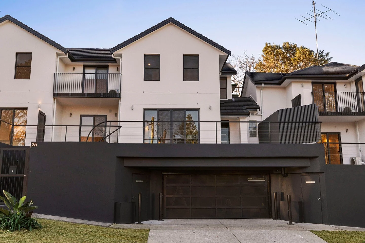COOGEE.

Started as a courtyard remediation job.

Once we opened it up, the scope grew, and it turned into refreshing all three townhouses on the site.

Kitchens, bathrooms, all interiors, and external finishes, giving them a fresh lease on life for 